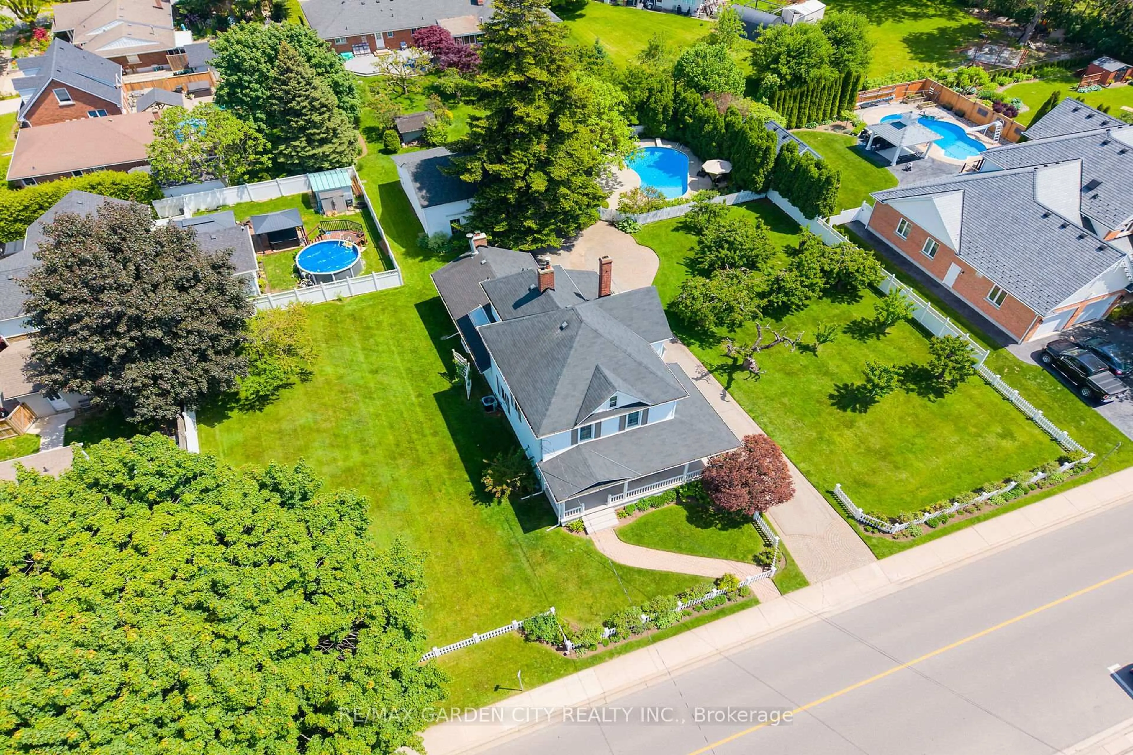 A pic from outside/outdoor area/front of a property/back of a property/a pic from drone, water/lake/river/ocean view for 24-26 MAPLE Ave, Grimsby Ontario L3M 3B6