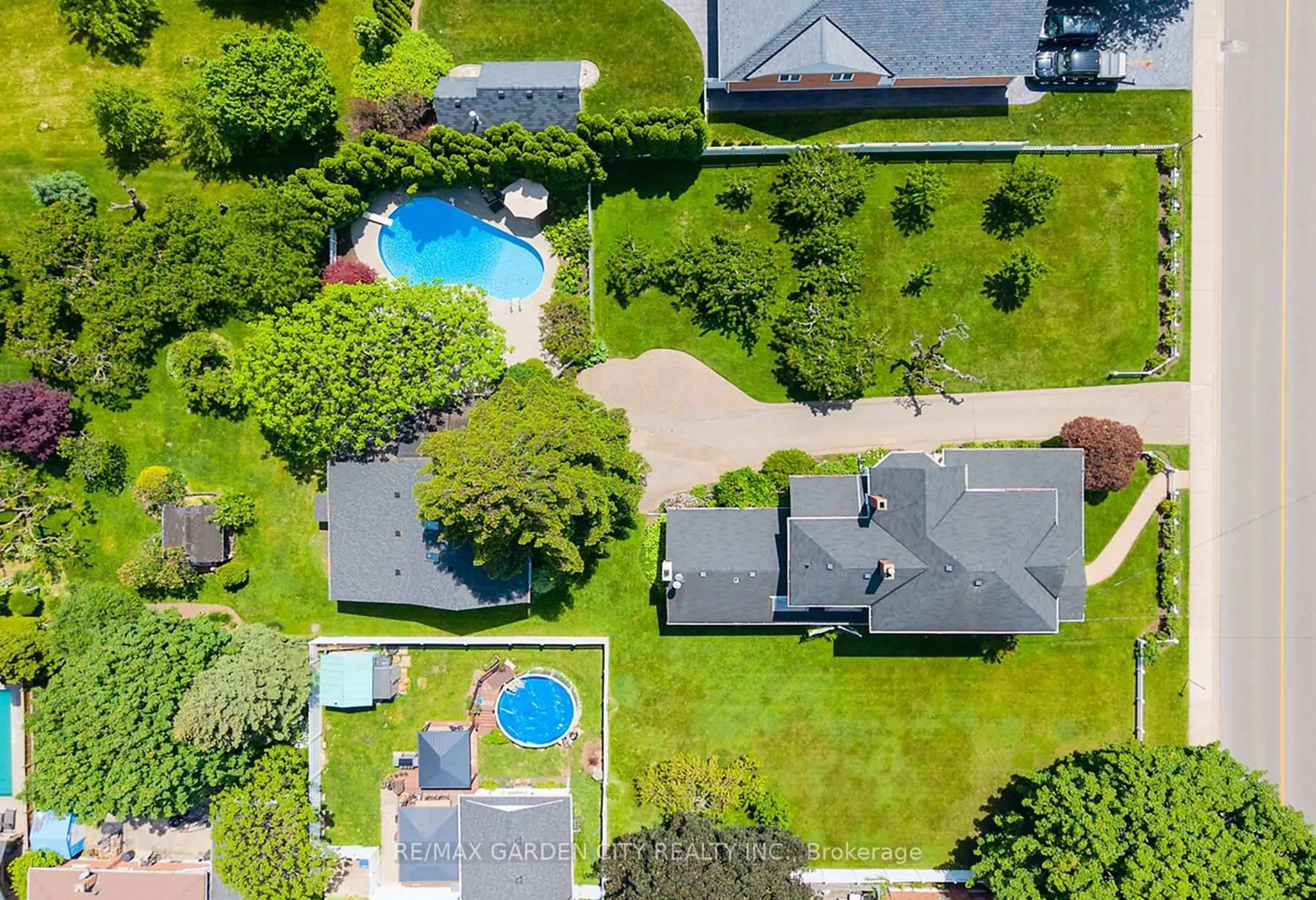 A pic from outside/outdoor area/front of a property/back of a property/a pic from drone, water/lake/river/ocean view for 24-26 MAPLE Ave, Grimsby Ontario L3M 3B6