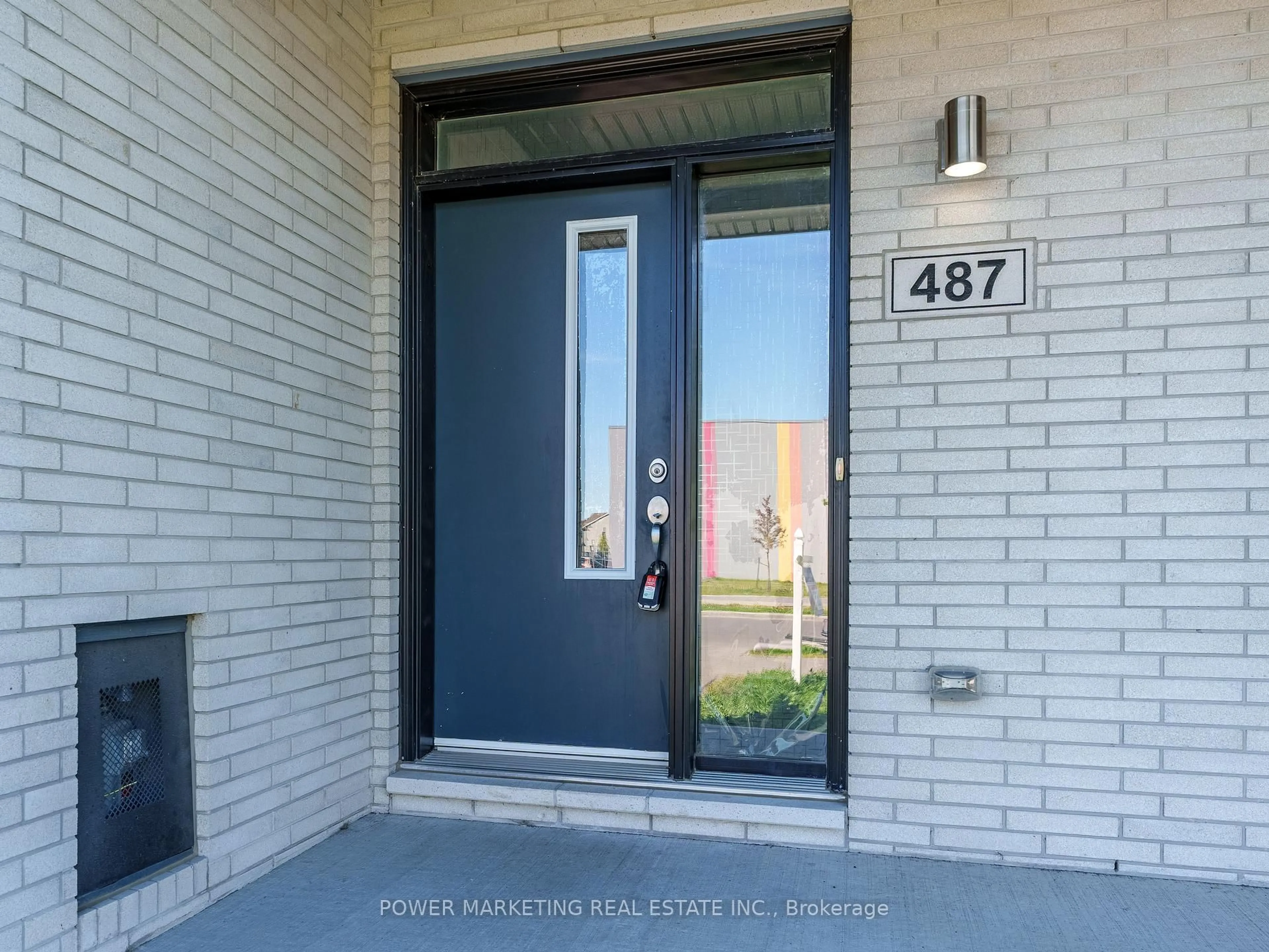 Indoor entryway for 487 COPE Dr, Ottawa Ontario K2S 1B6