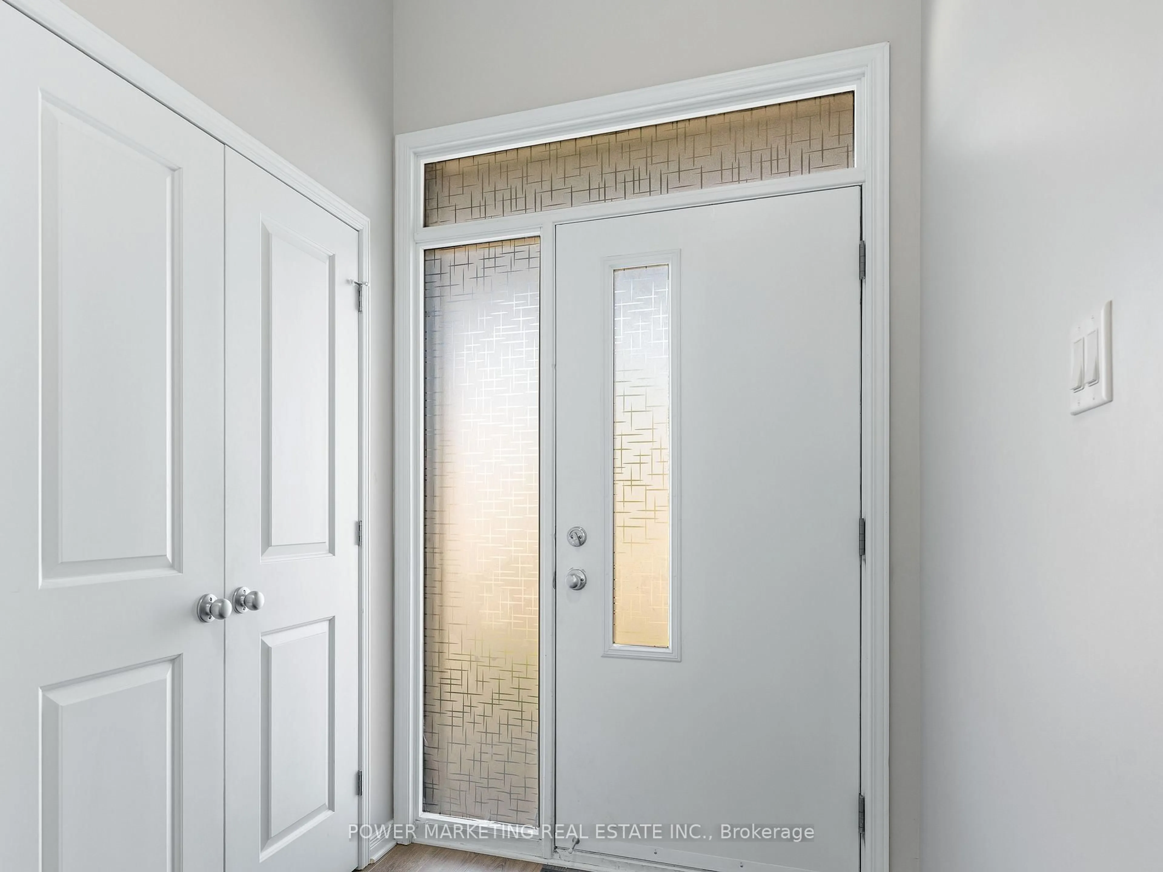 Indoor entryway for 487 COPE Dr, Ottawa Ontario K2S 1B6