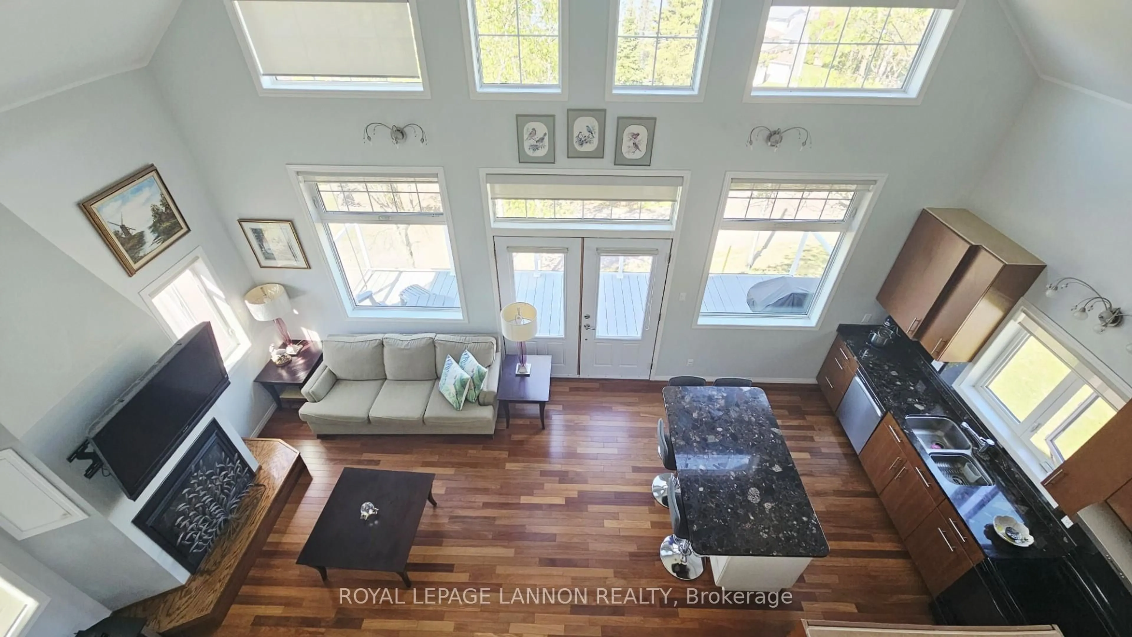 Indoor entryway for 706 East Green Bay Rd, Shuniah Ontario P7A 0H5