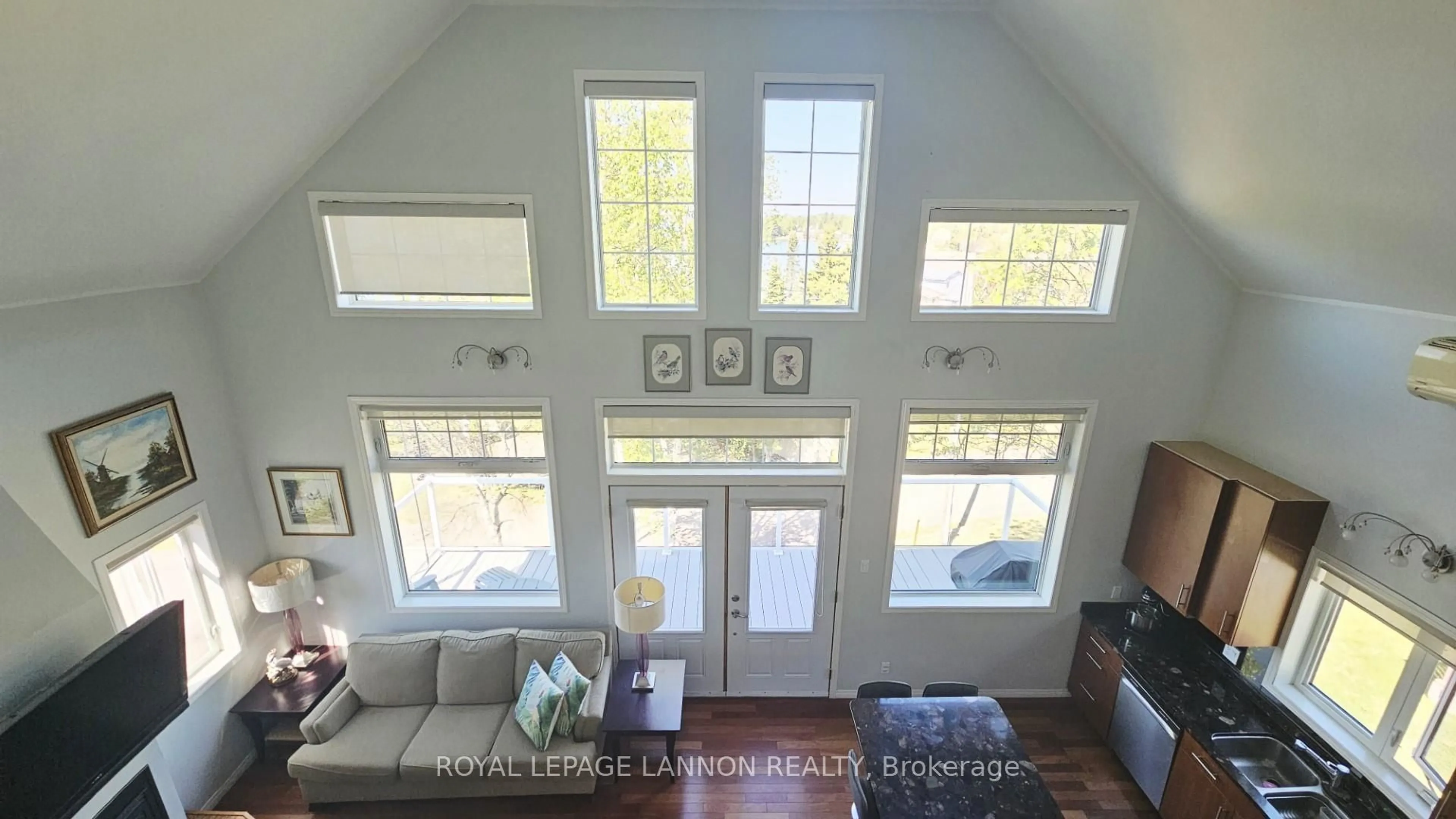 Indoor entryway for 706 East Green Bay Rd, Shuniah Ontario P7A 0H5