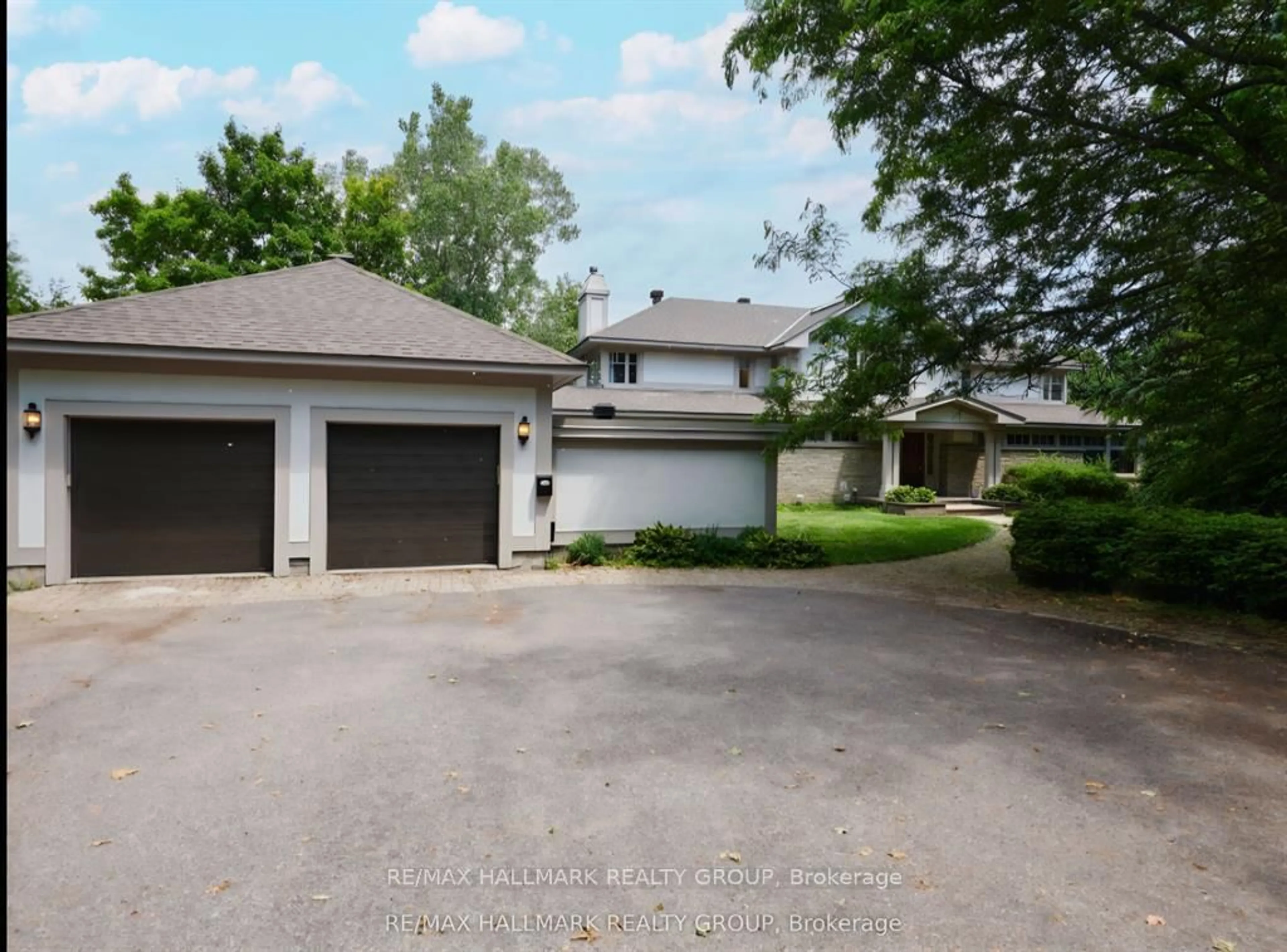 A pic from outside/outdoor area/front of a property/back of a property/a pic from drone, street for 23 Davidson Dr, Ottawa Ontario K1J 6L7