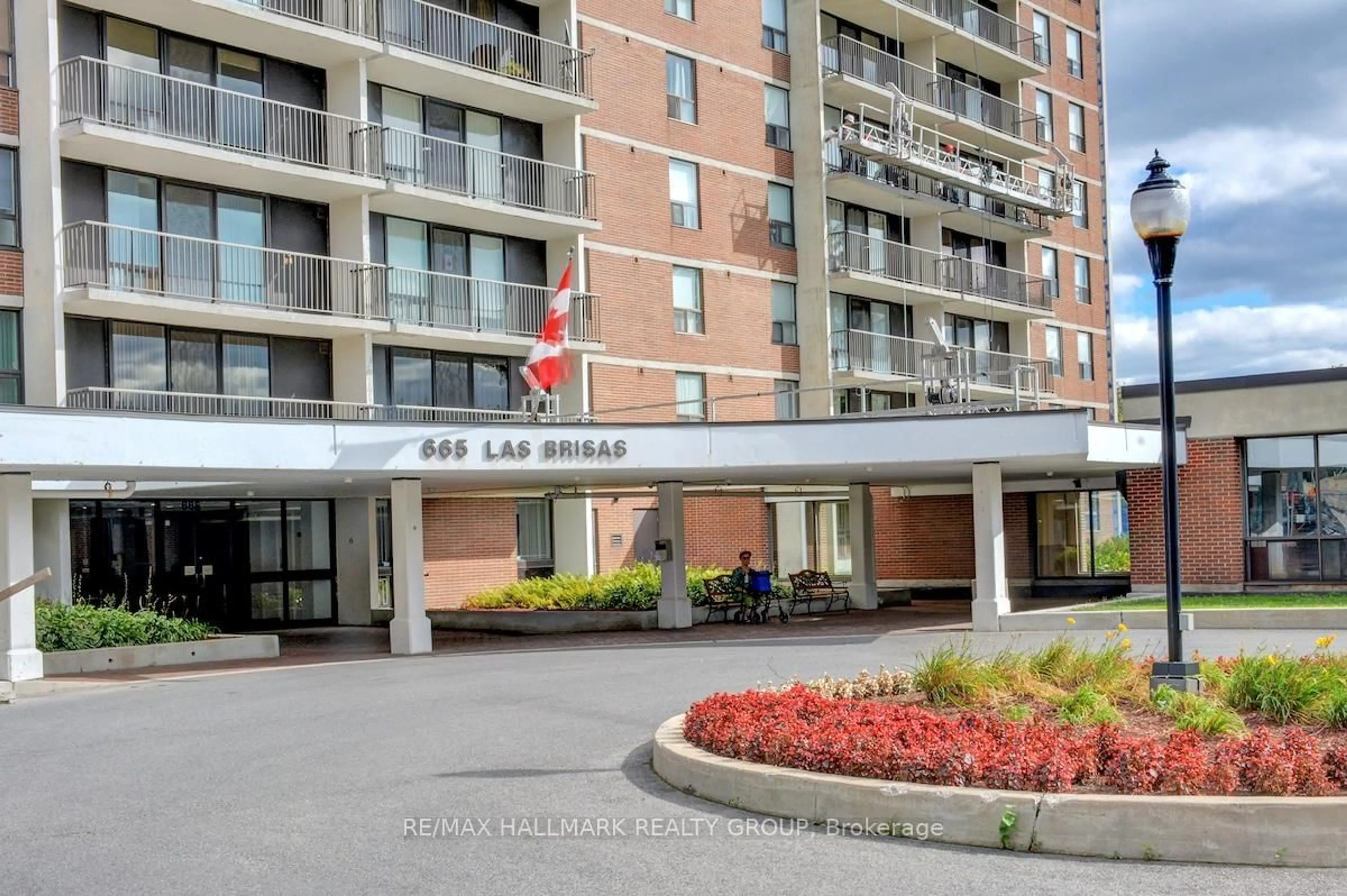 Indoor foyer for 665 Bathgate Dr #1007, Ottawa Ontario K1K 3Y4