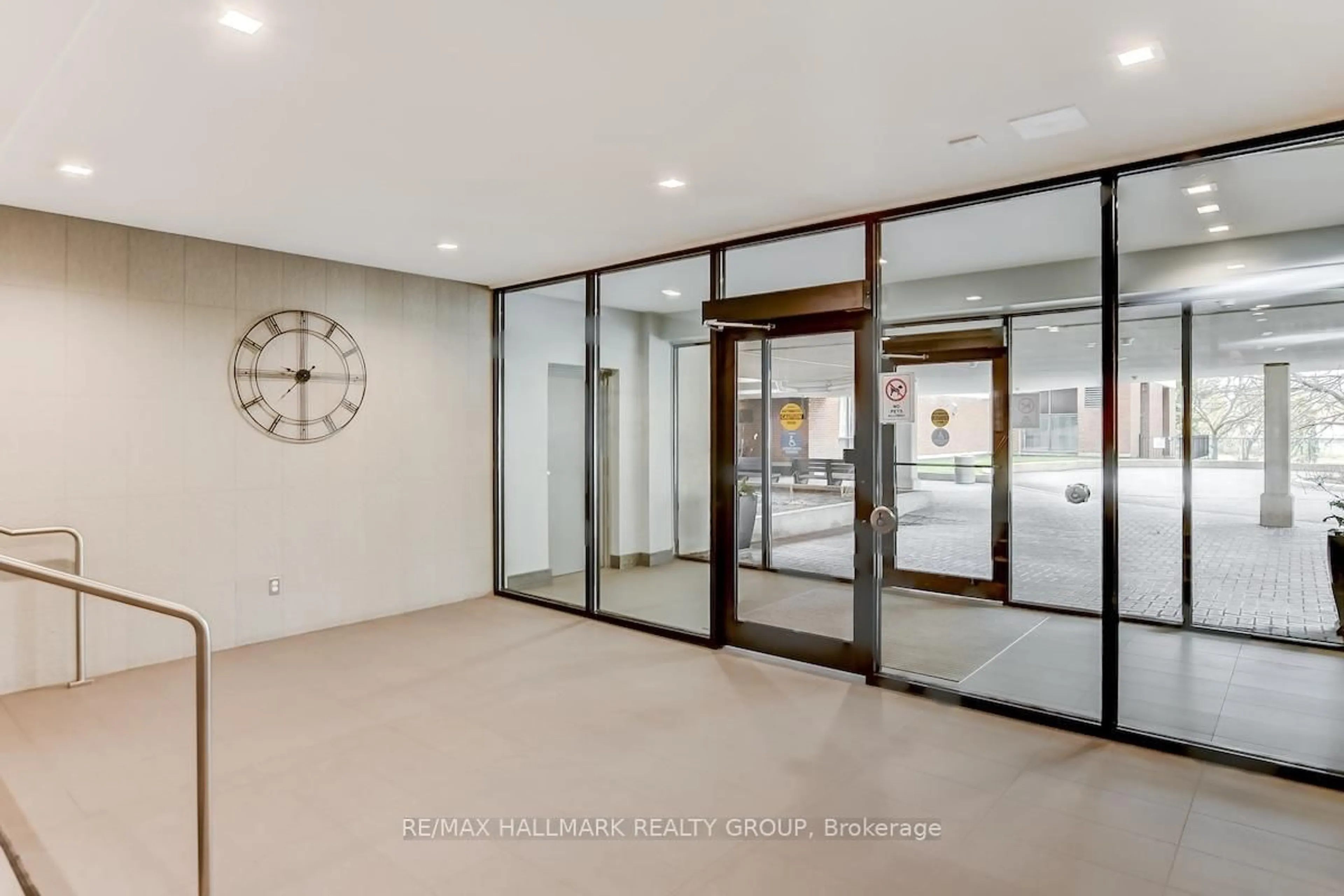 Indoor foyer for 665 Bathgate Dr #1007, Ottawa Ontario K1K 3Y4
