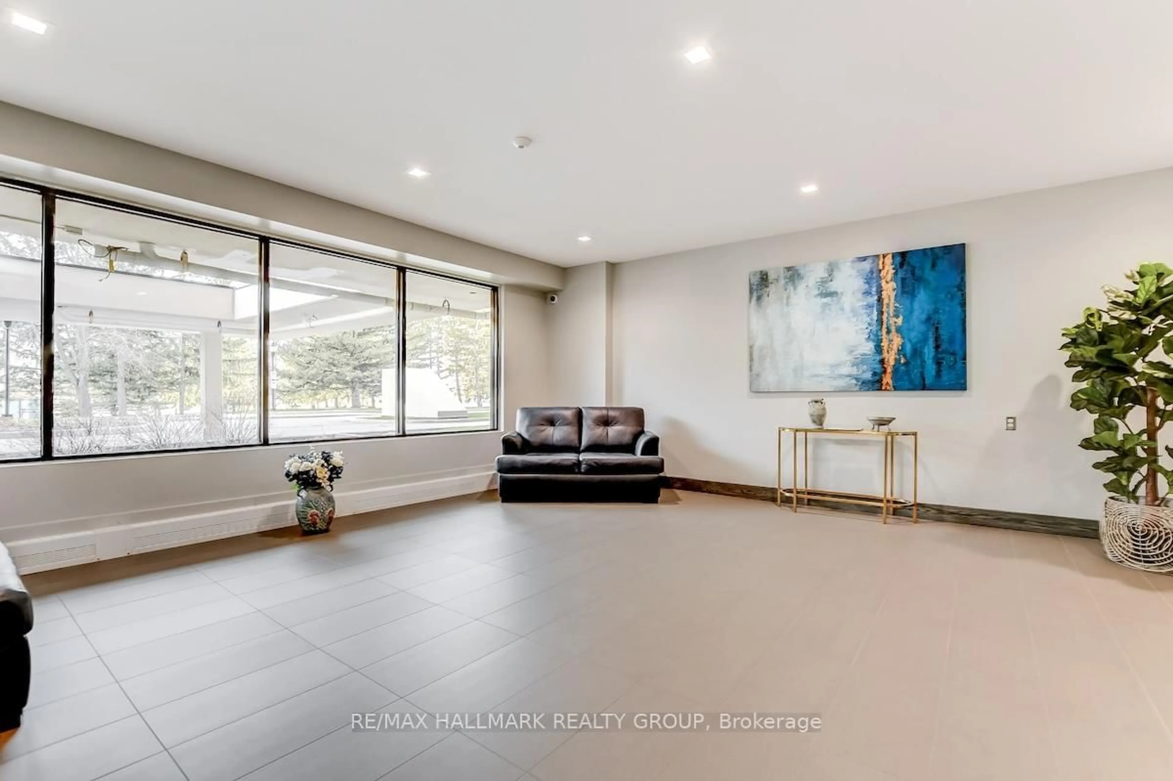 Indoor foyer for 665 Bathgate Dr #1007, Ottawa Ontario K1K 3Y4