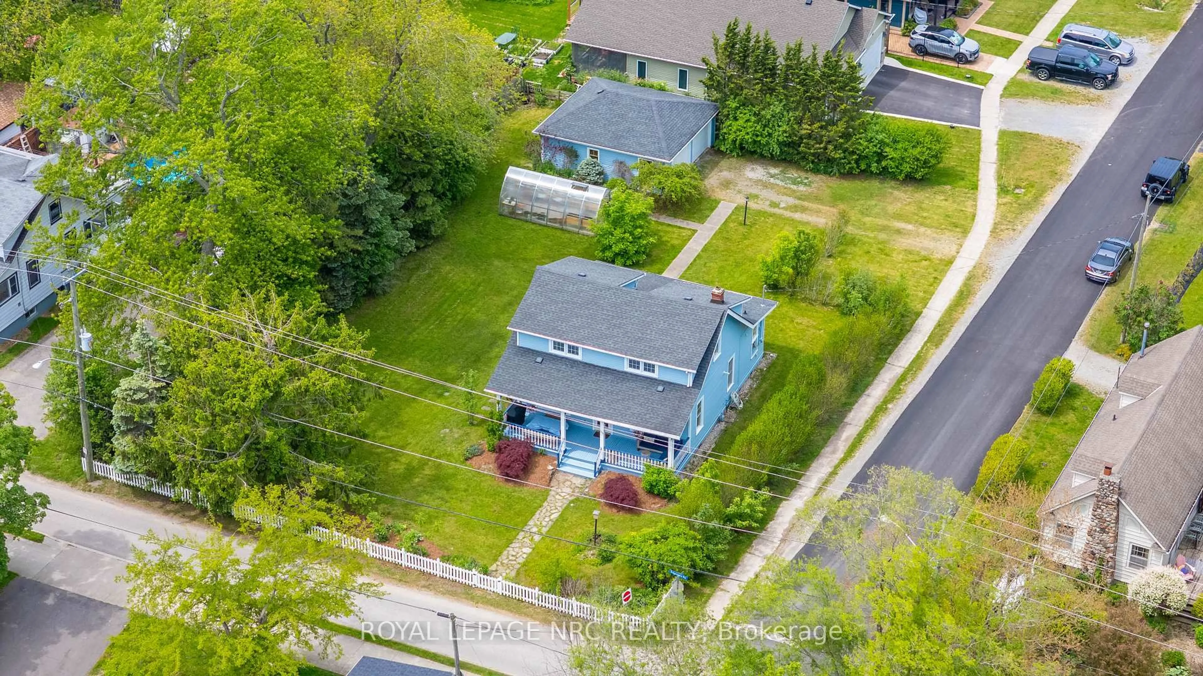 A pic from outside/outdoor area/front of a property/back of a property/a pic from drone, street for 788 EDGEMERE Rd, Fort Erie Ontario L2A 1A6