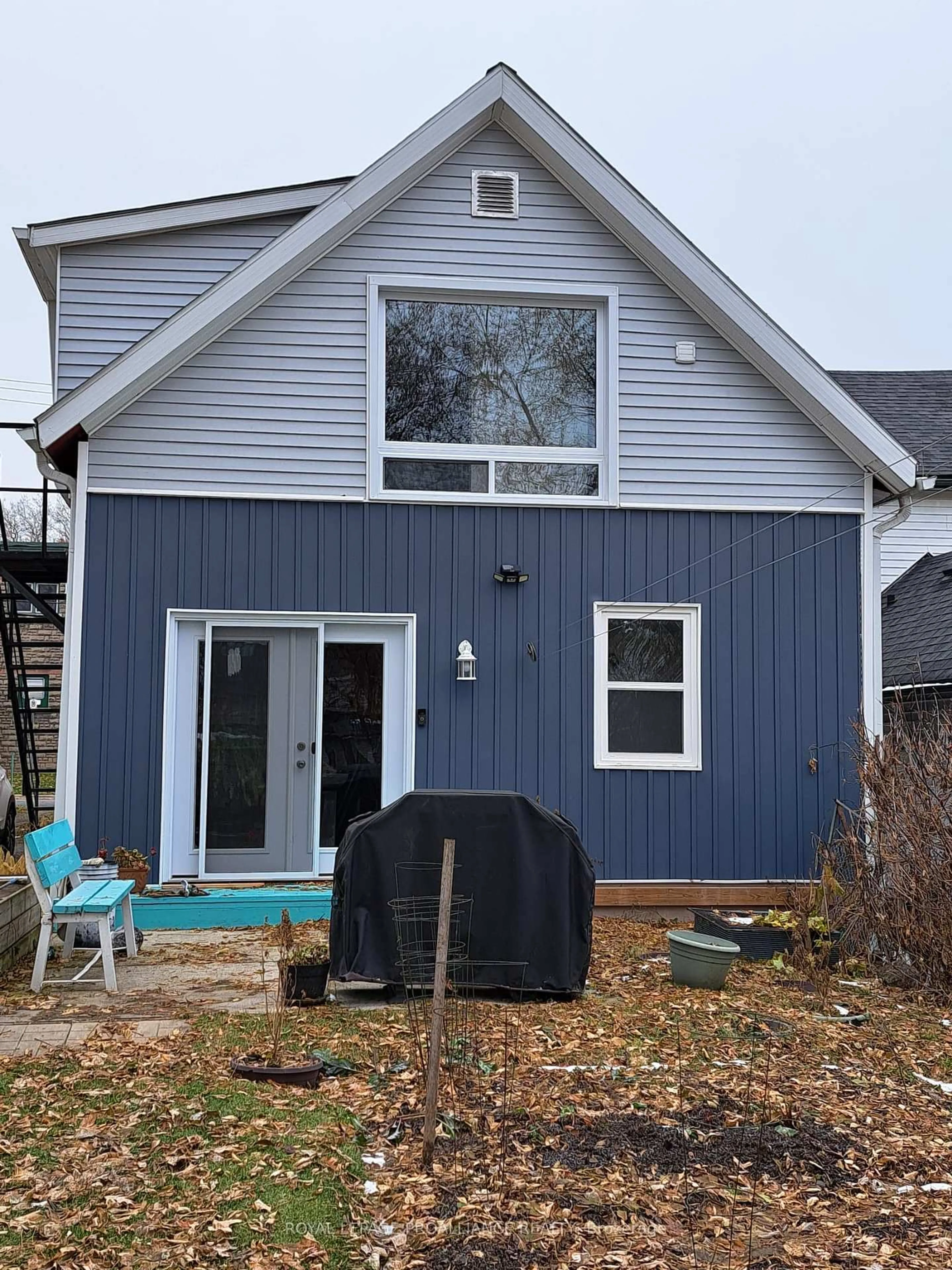 Home with vinyl exterior material, building for 125 James St, Brockville Ontario K6V 4A3