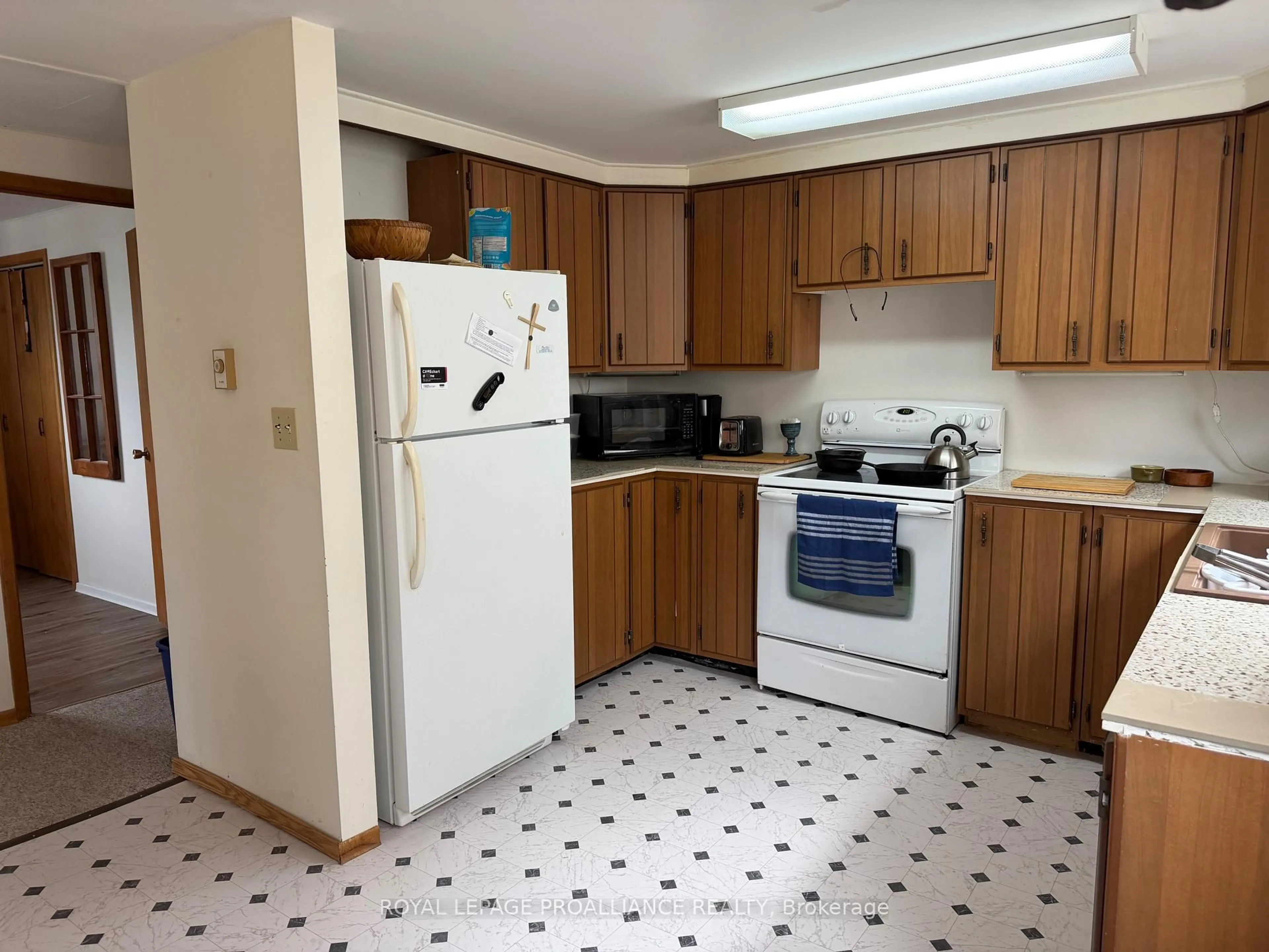 Standard kitchen, unknown for 125 James St, Brockville Ontario K6V 4A3