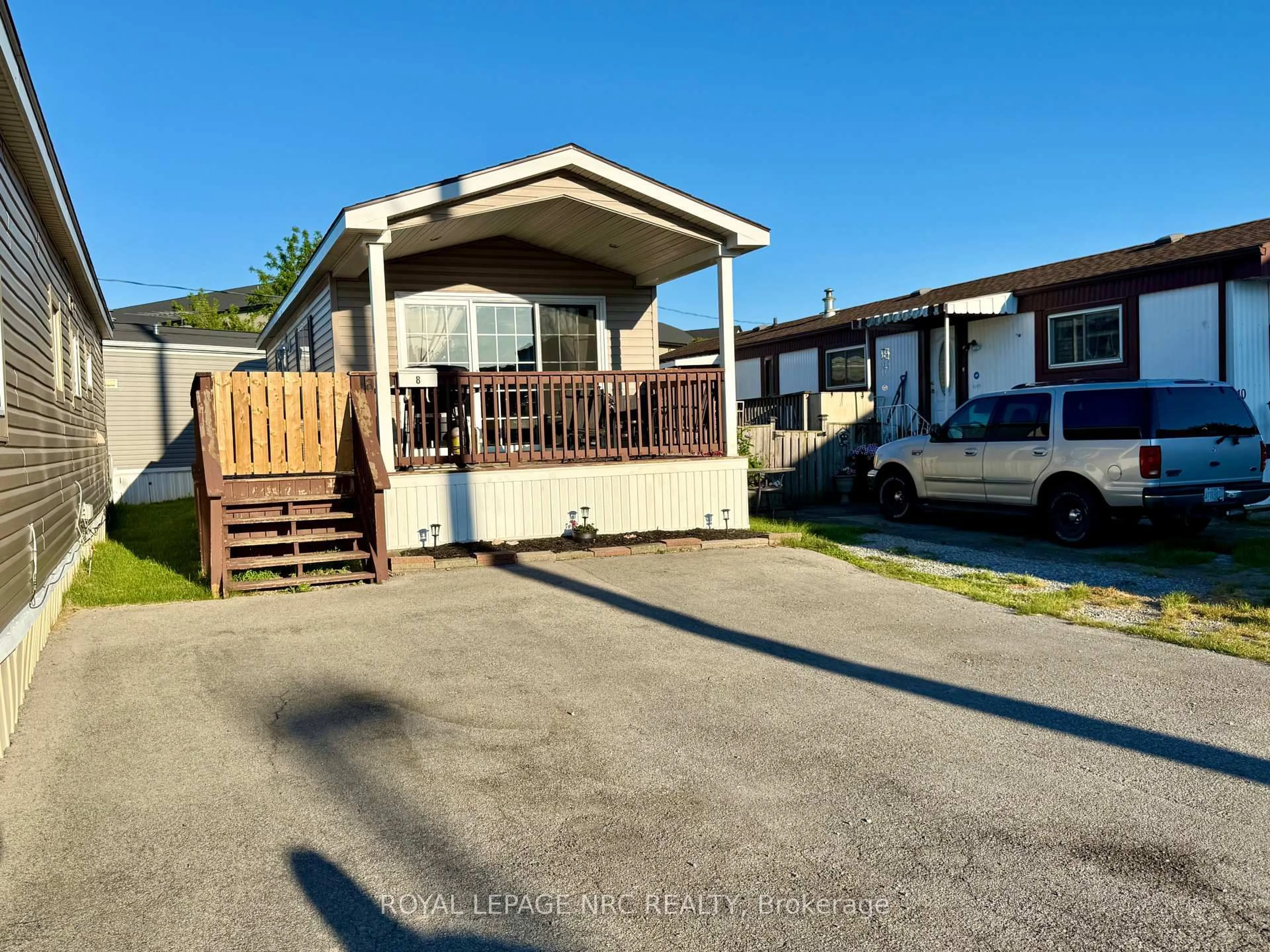 A pic from outside/outdoor area/front of a property/back of a property/a pic from drone, street for 241 st. paul St #8, St. Catharines Ontario L2S 2E5
