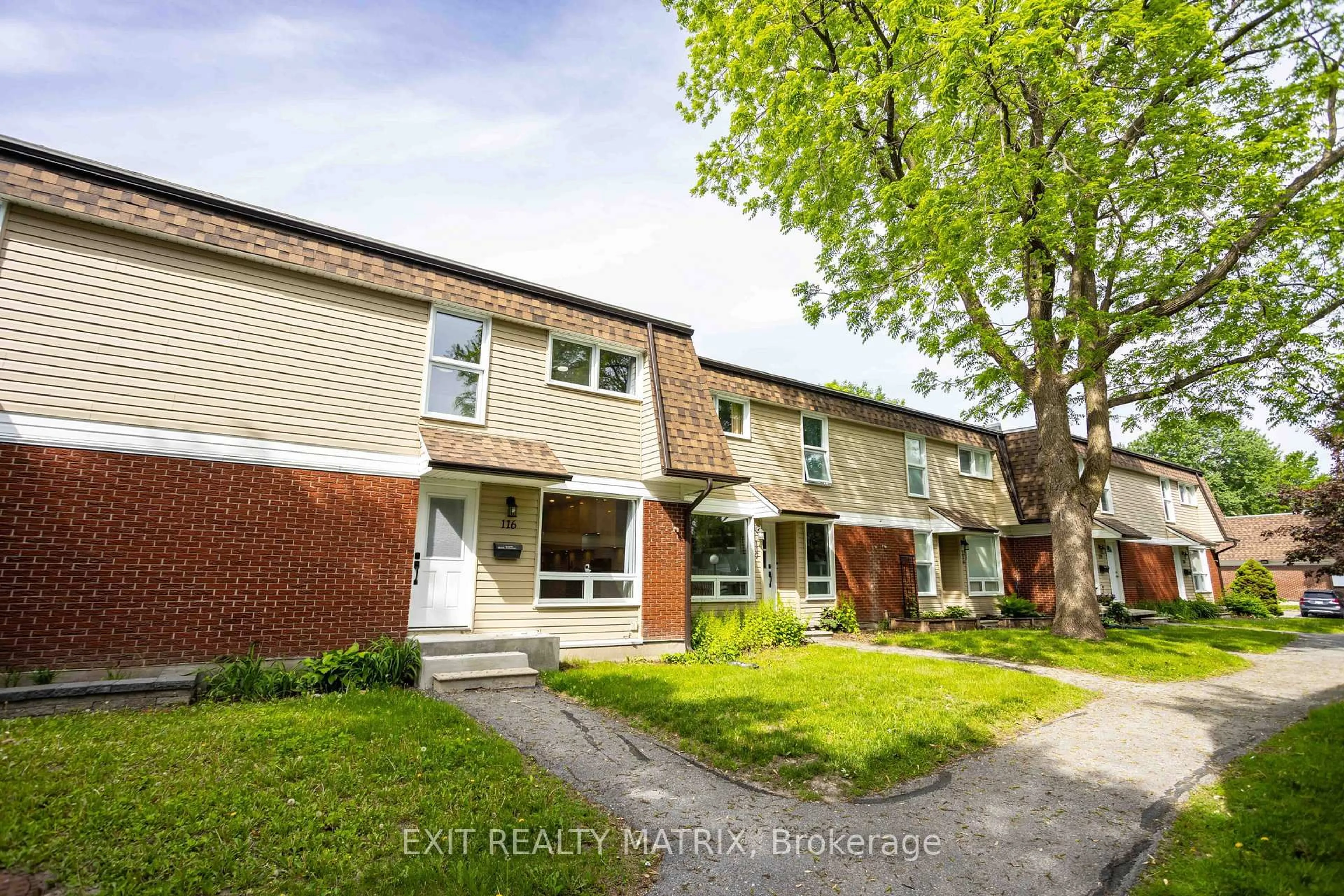 A pic from outside/outdoor area/front of a property/back of a property/a pic from drone, street for 116 Rutherford Crt #47, Ottawa Ontario K2K 1N5