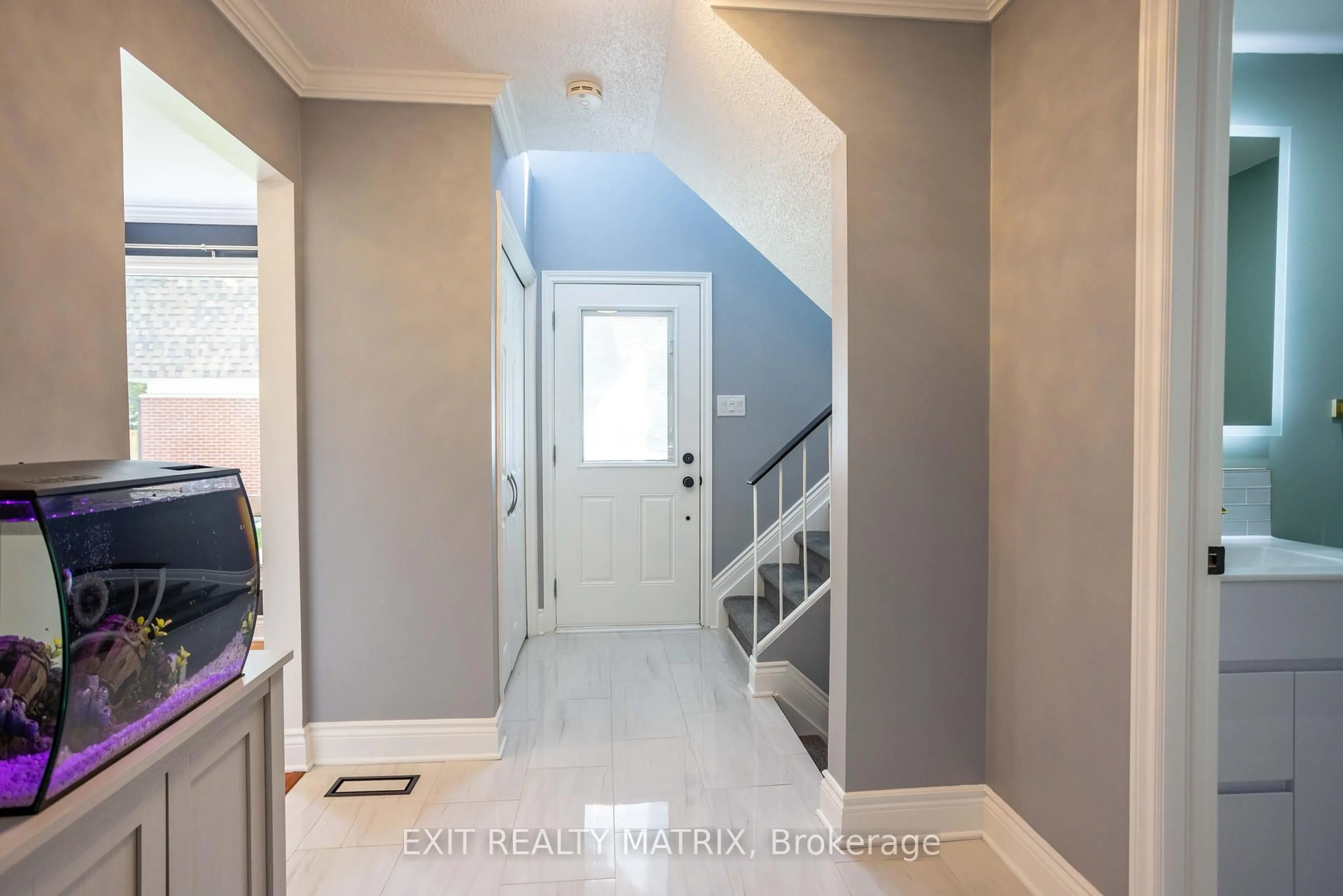 Indoor entryway for 116 Rutherford Crt #47, Ottawa Ontario K2K 1N5