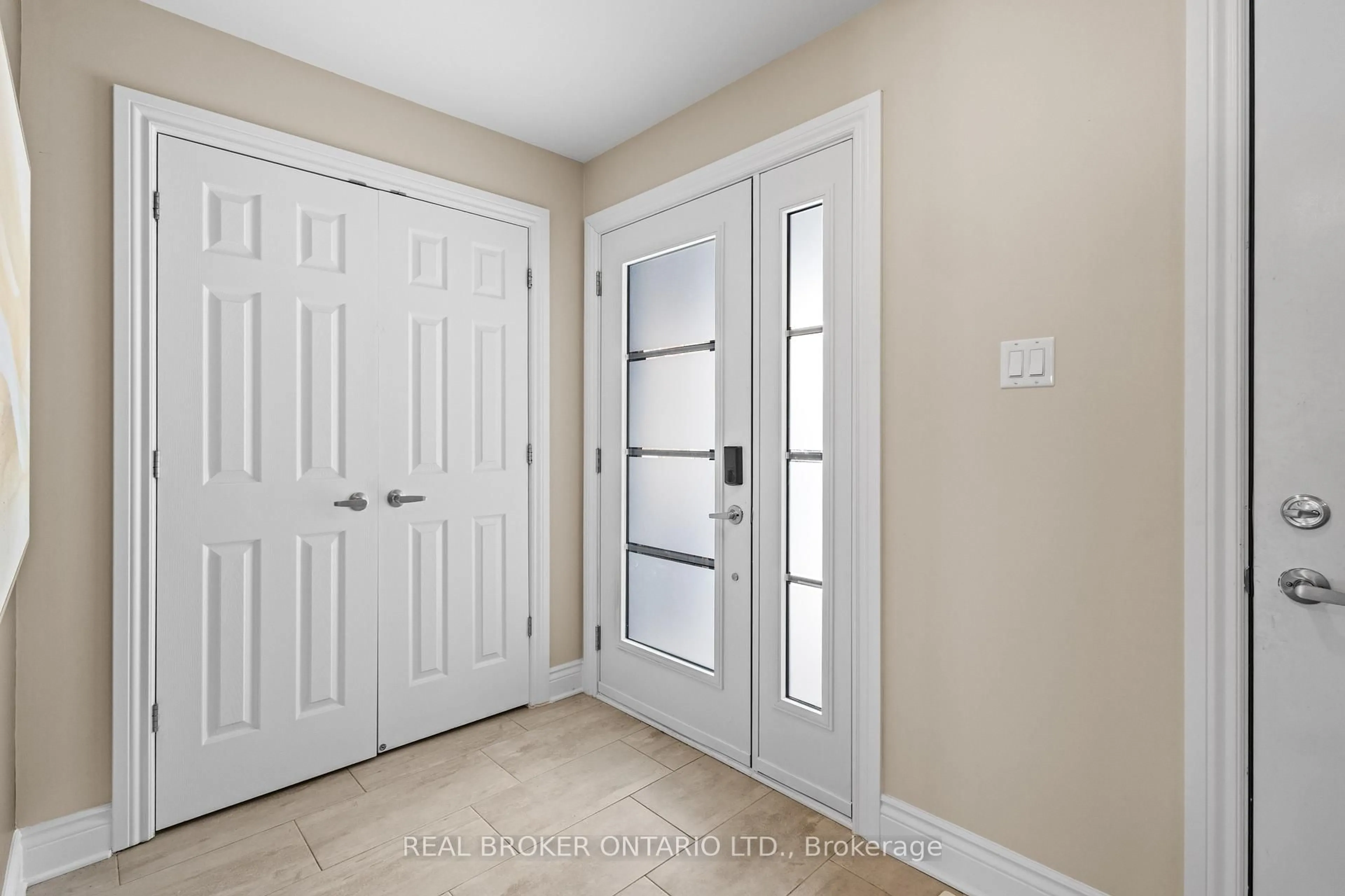 Indoor entryway for 336 Twilight Ave, Russell Ontario K4R 0E3