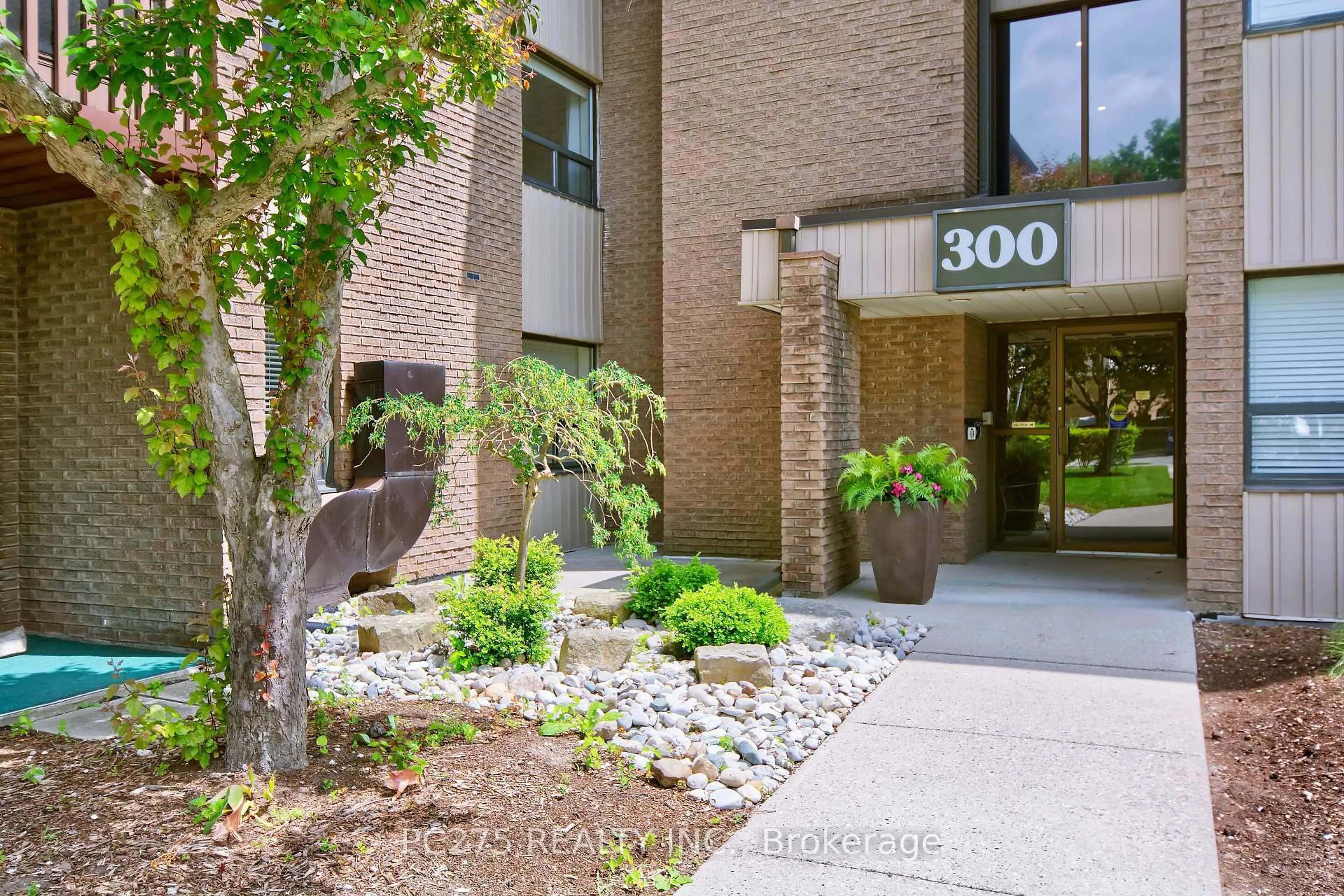 Indoor foyer for 300 Everglade Cres #216, London North Ontario N6H 4P8