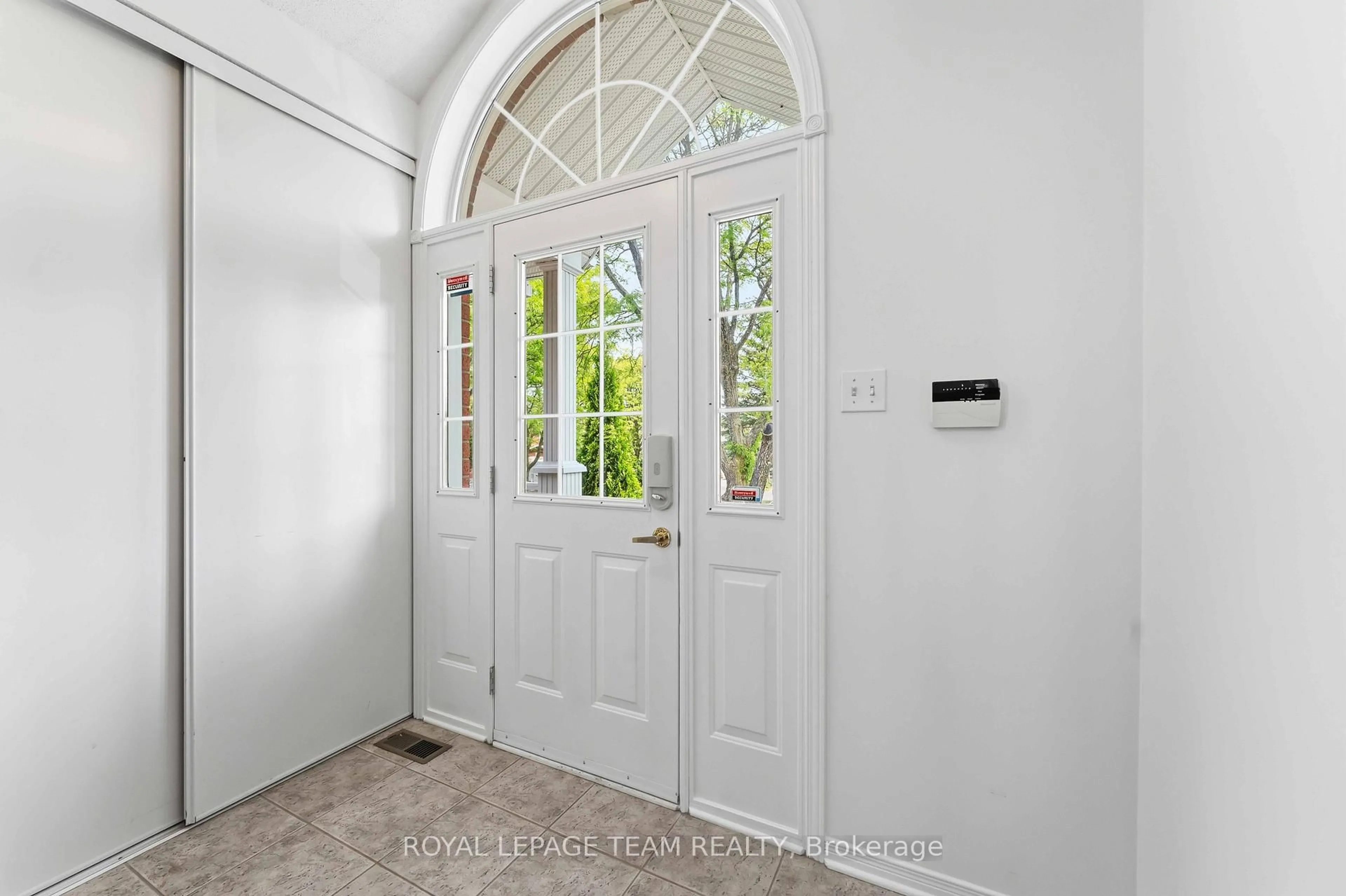 Indoor entryway for 11 Saffron Crt, Ottawa Ontario K2J 4R7