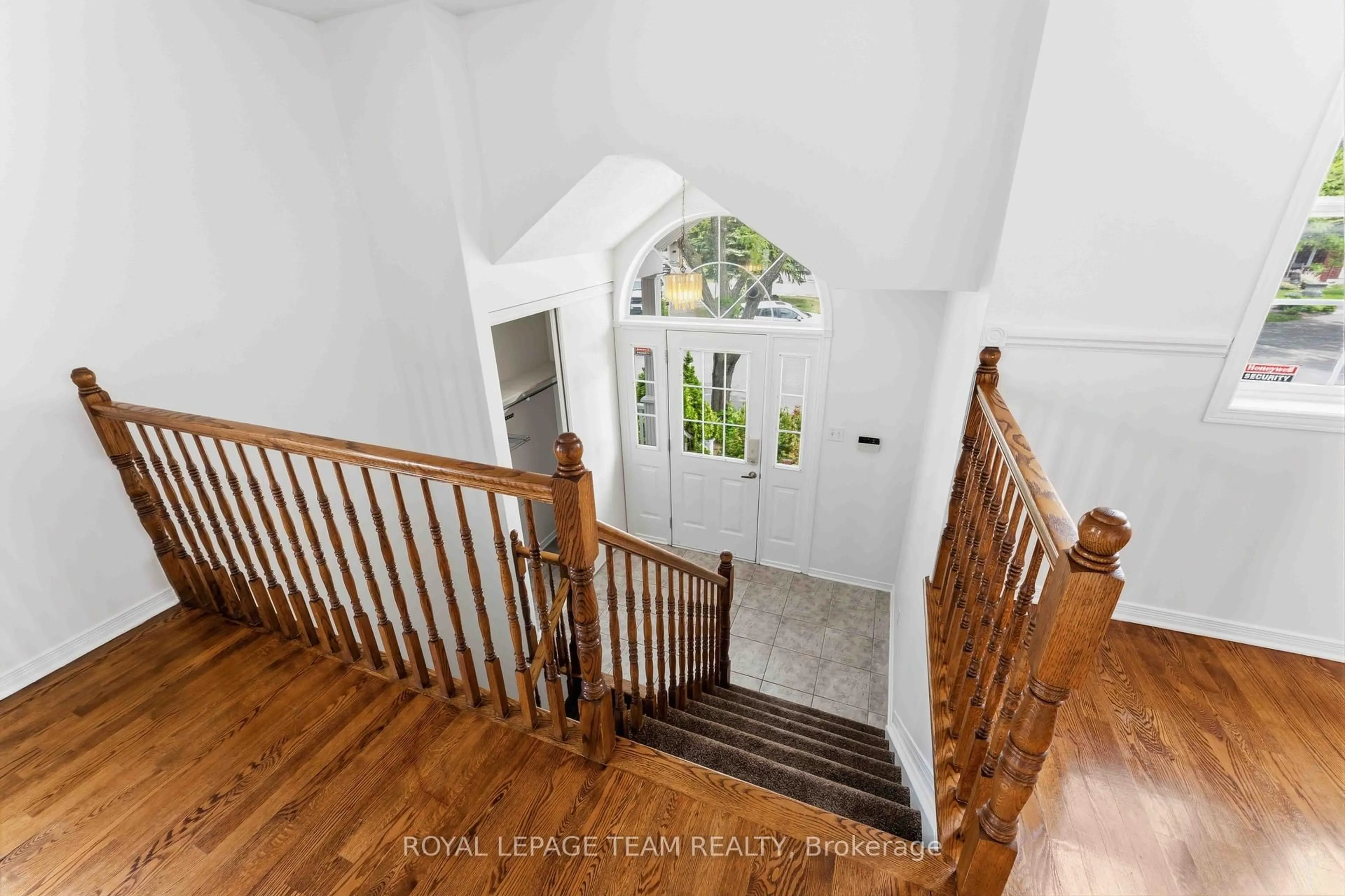 Indoor foyer for 11 Saffron Crt, Ottawa Ontario K2J 4R7