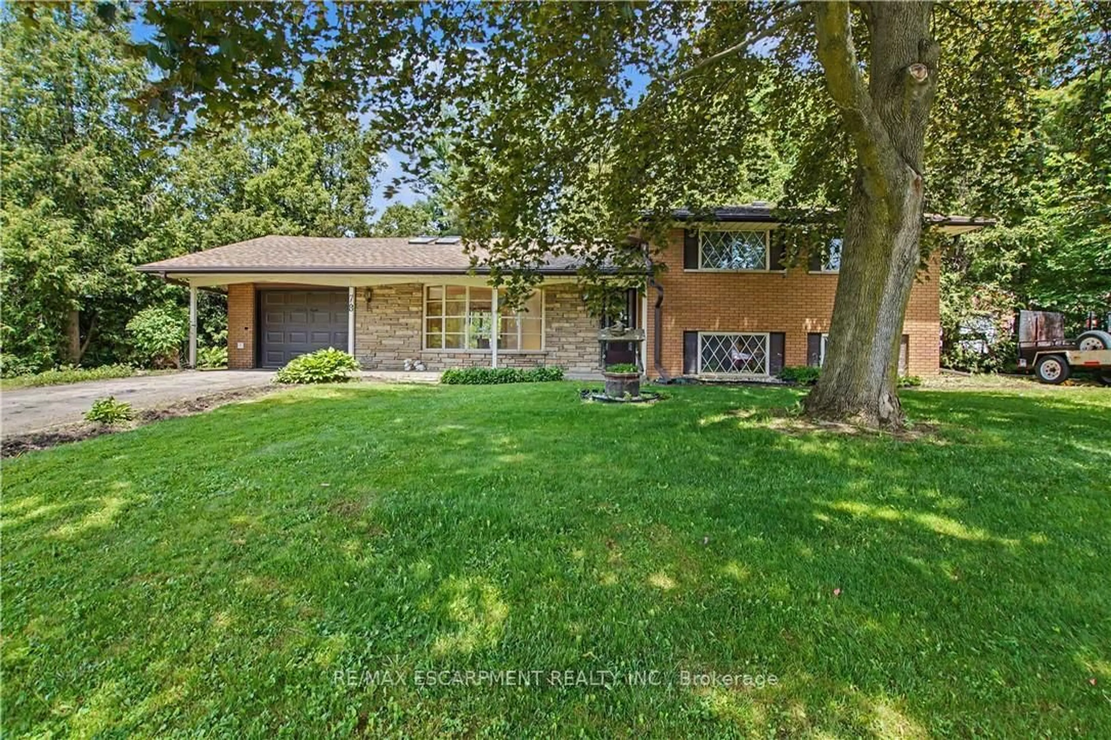 A pic from outside/outdoor area/front of a property/back of a property/a pic from drone, unknown for 78 Christopher Dr, Hamilton Ontario L9B 1G8