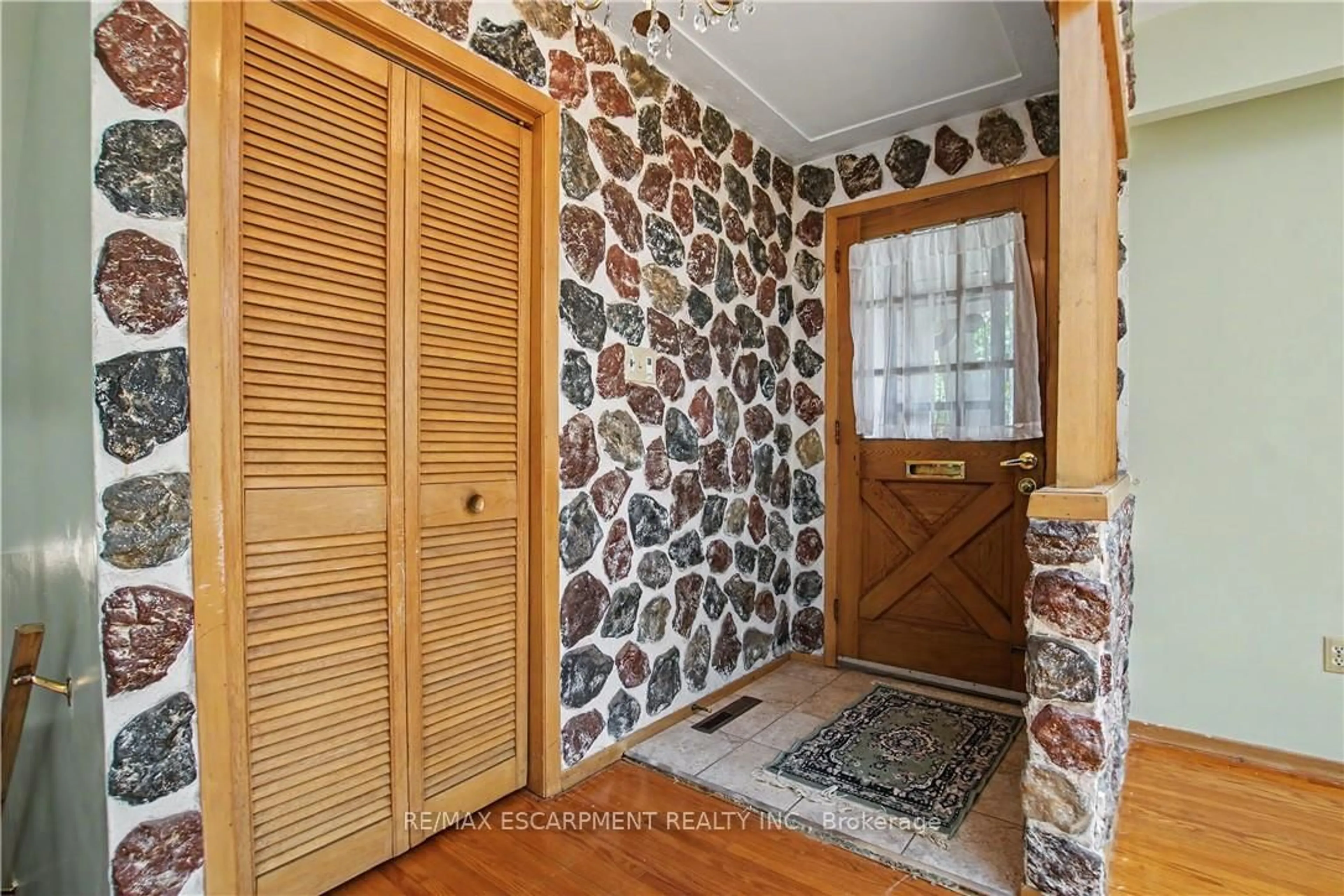 Indoor entryway for 78 Christopher Dr, Hamilton Ontario L9B 1G8