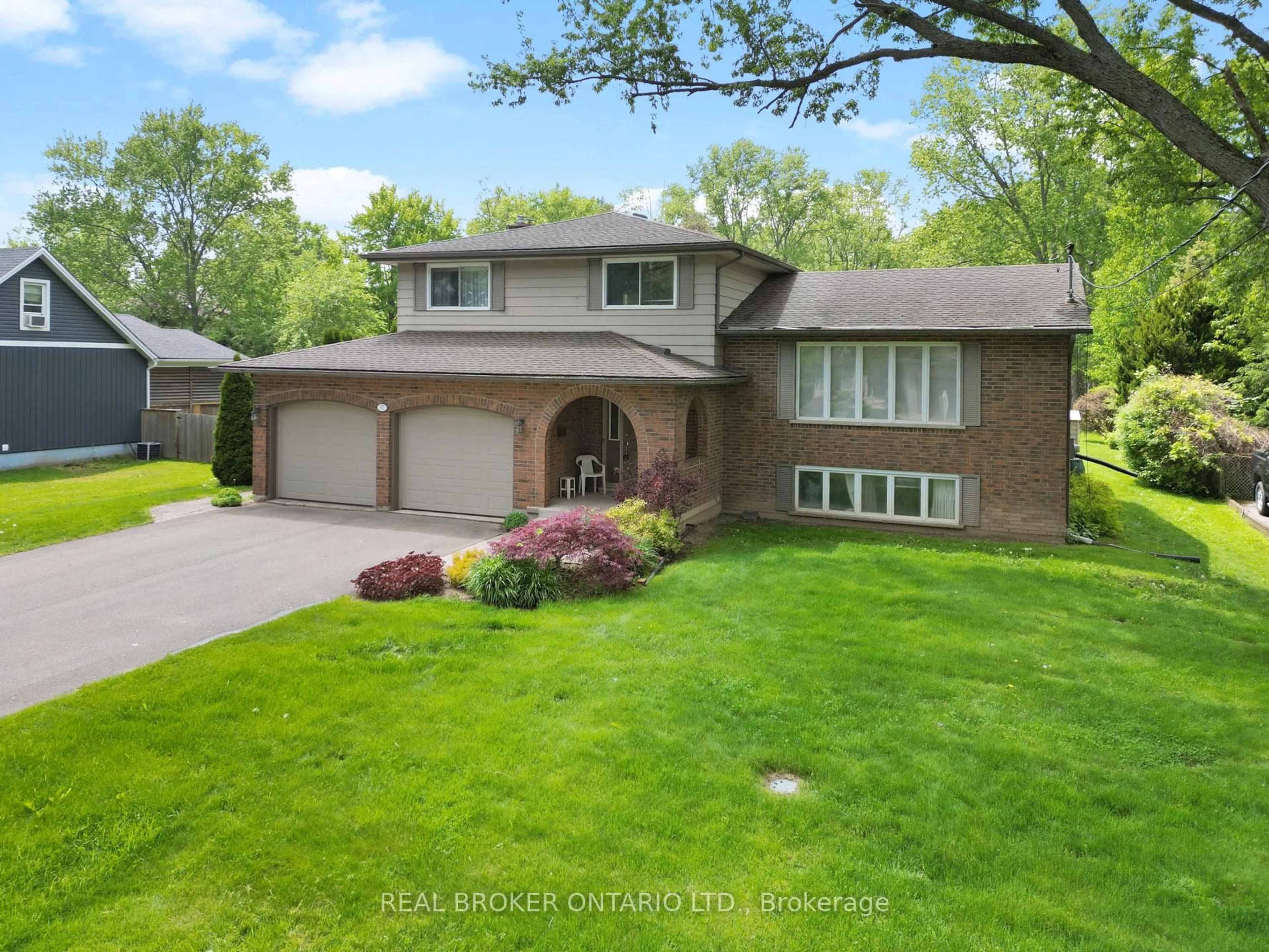 Unknown for 17 Montgomery Rd, Welland Ontario L3C 2Y2