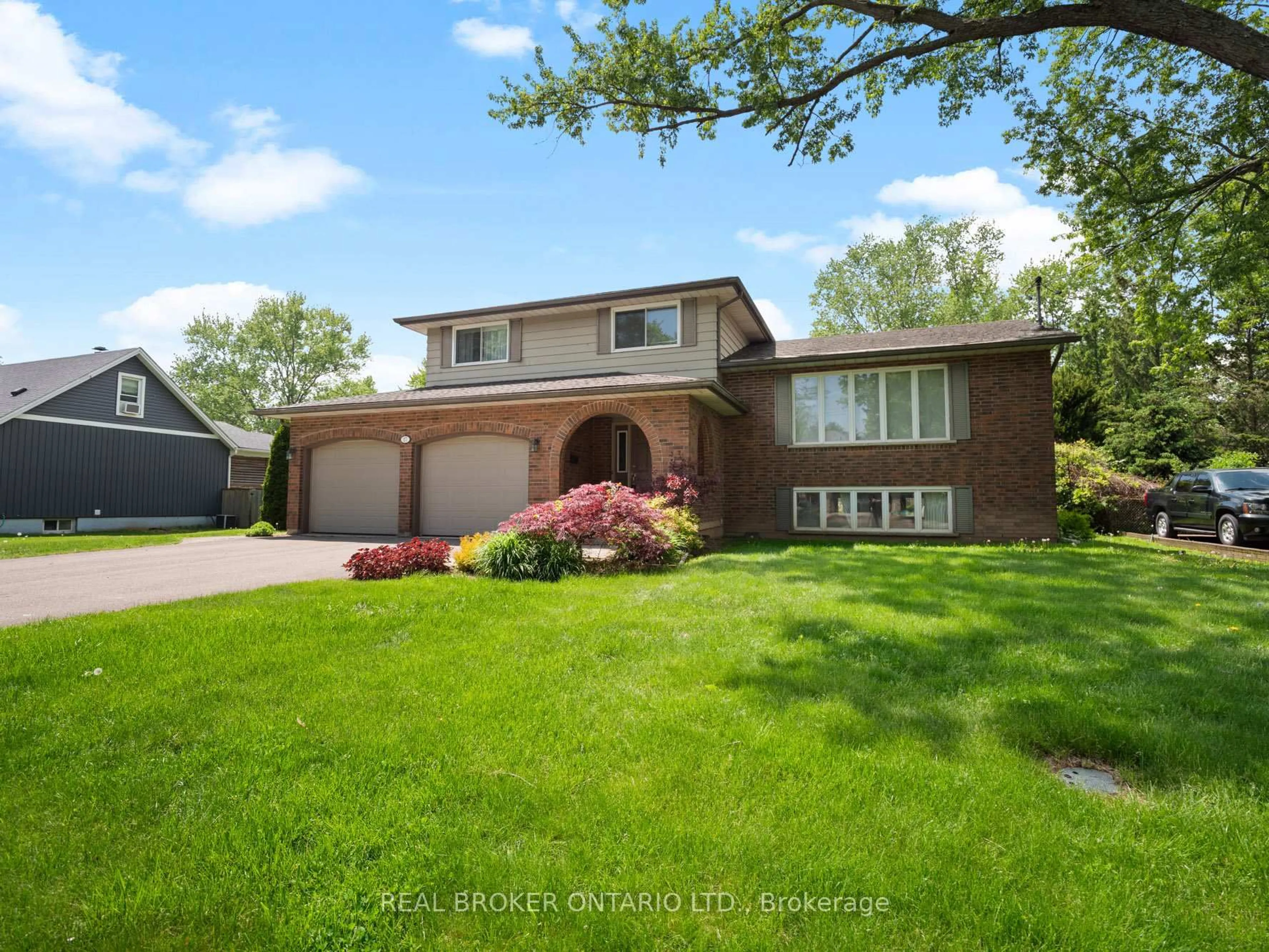 Home with vinyl exterior material, street for 17 Montgomery Rd, Welland Ontario L3C 2Y2