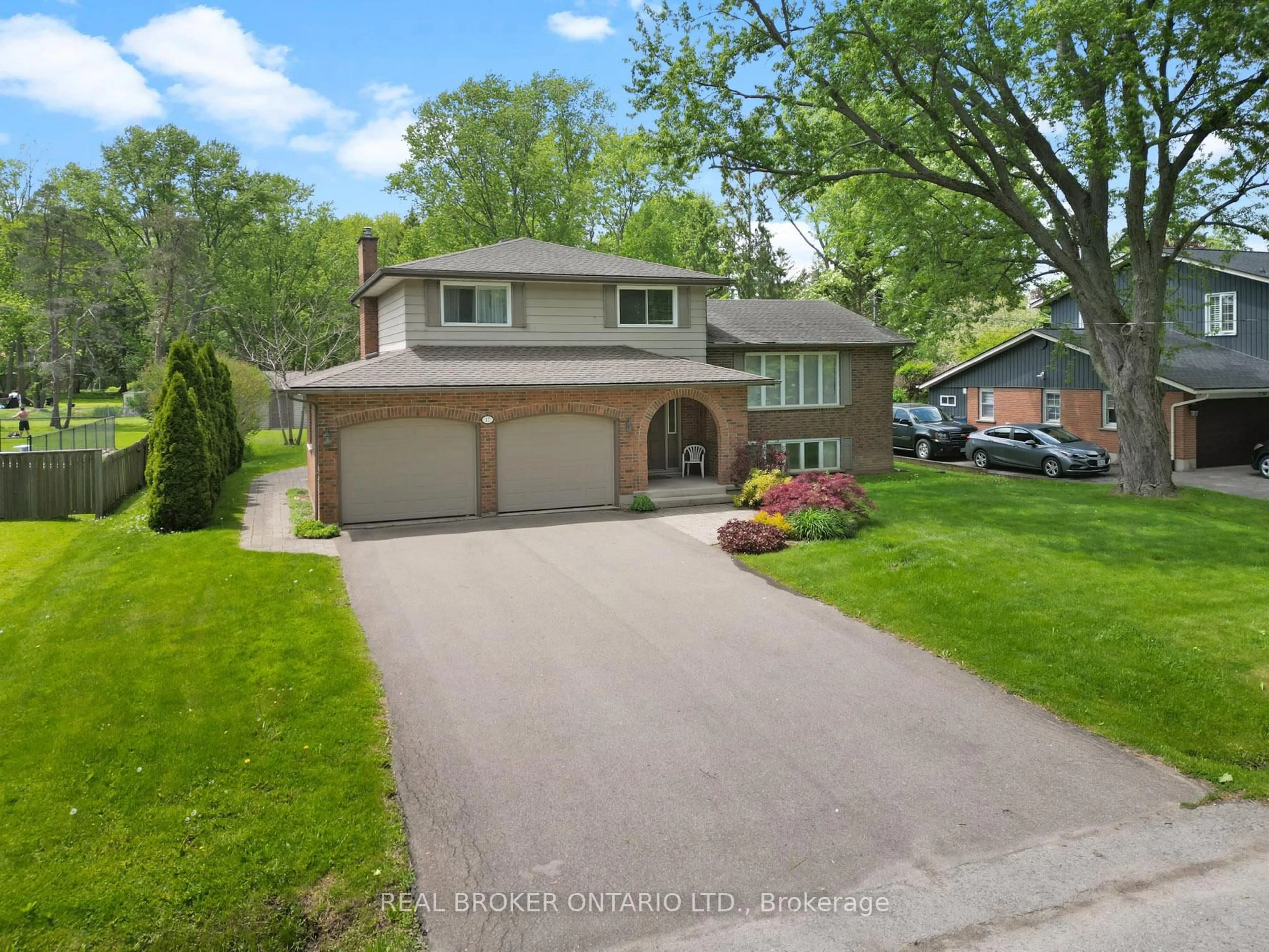 A pic from outside/outdoor area/front of a property/back of a property/a pic from drone, street for 17 Montgomery Rd, Welland Ontario L3C 2Y2
