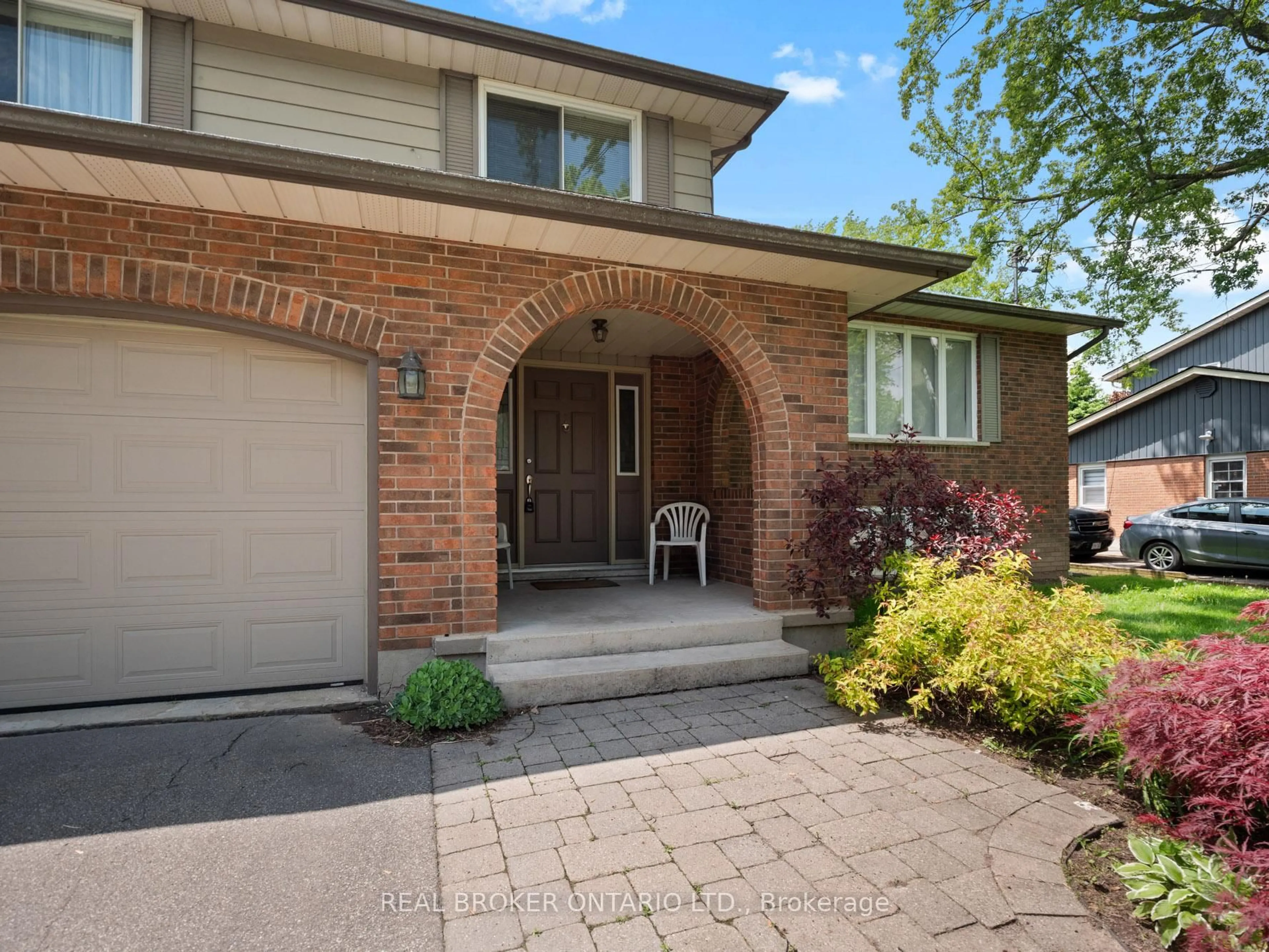 Home with brick exterior material, street for 17 Montgomery Rd, Welland Ontario L3C 2Y2