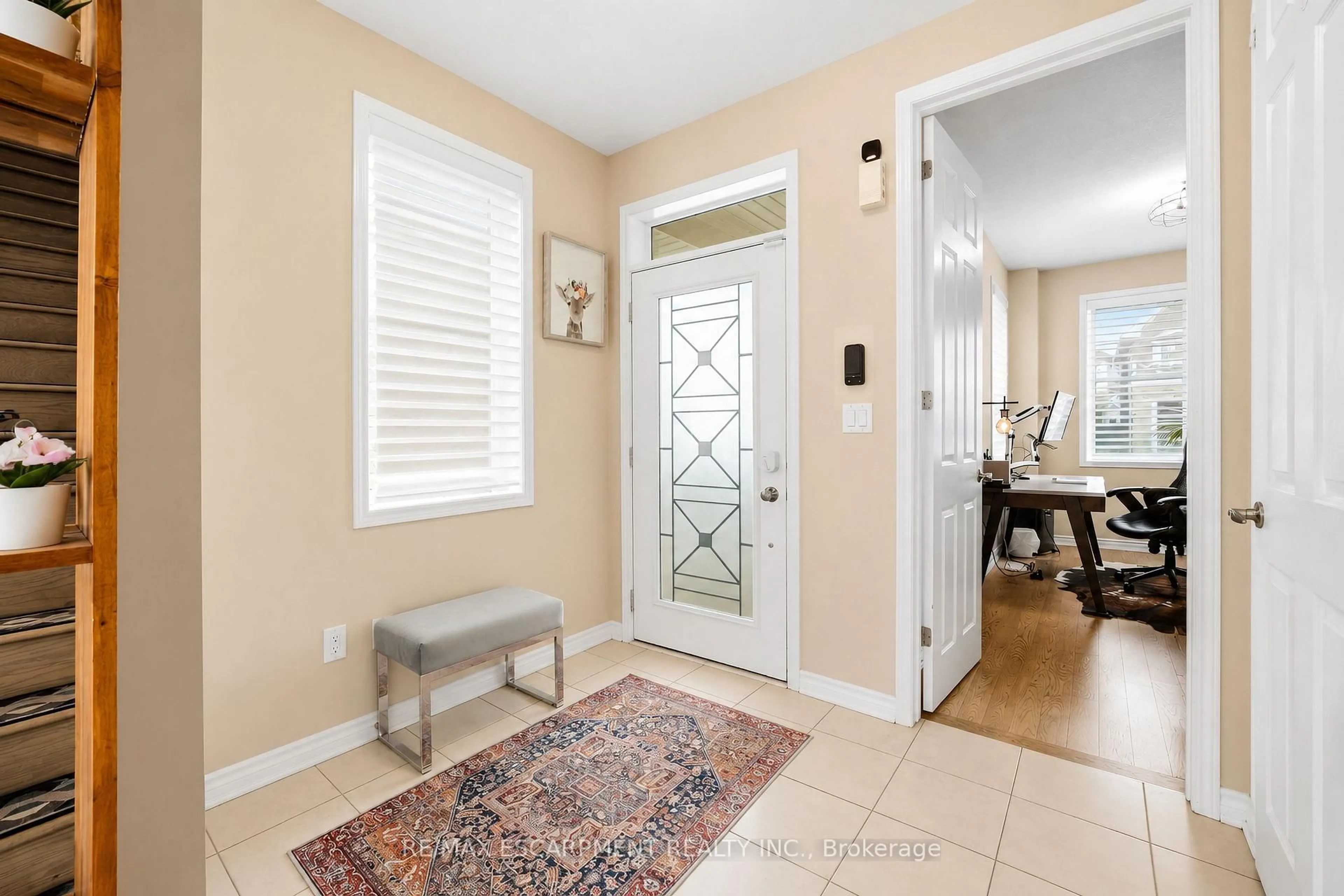 Indoor entryway for 44 Stillwater Cres, Hamilton Ontario L0R 2H8