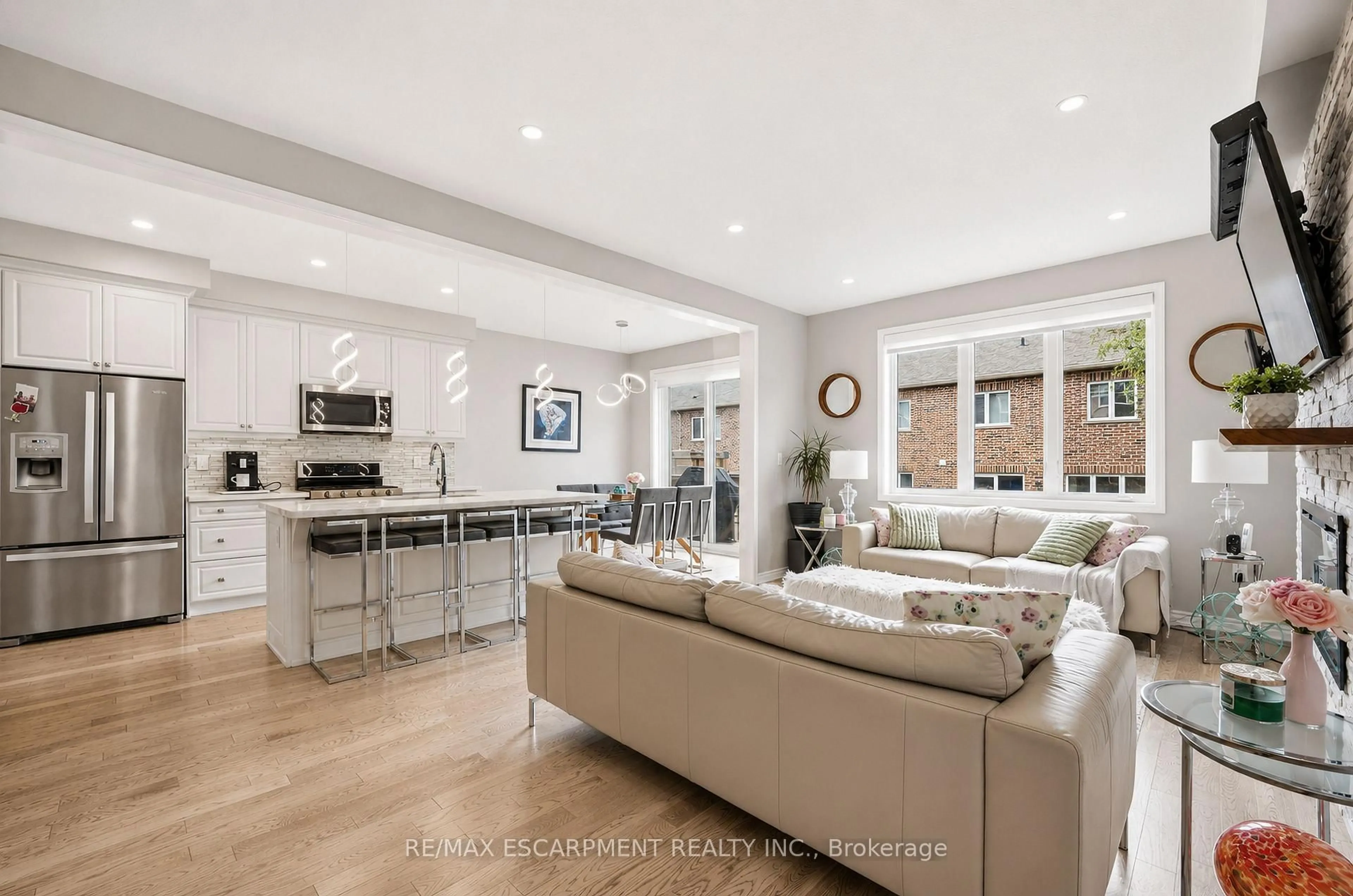 Open concept kitchen, ceramic/tile floor for 44 Stillwater Cres, Hamilton Ontario L0R 2H8