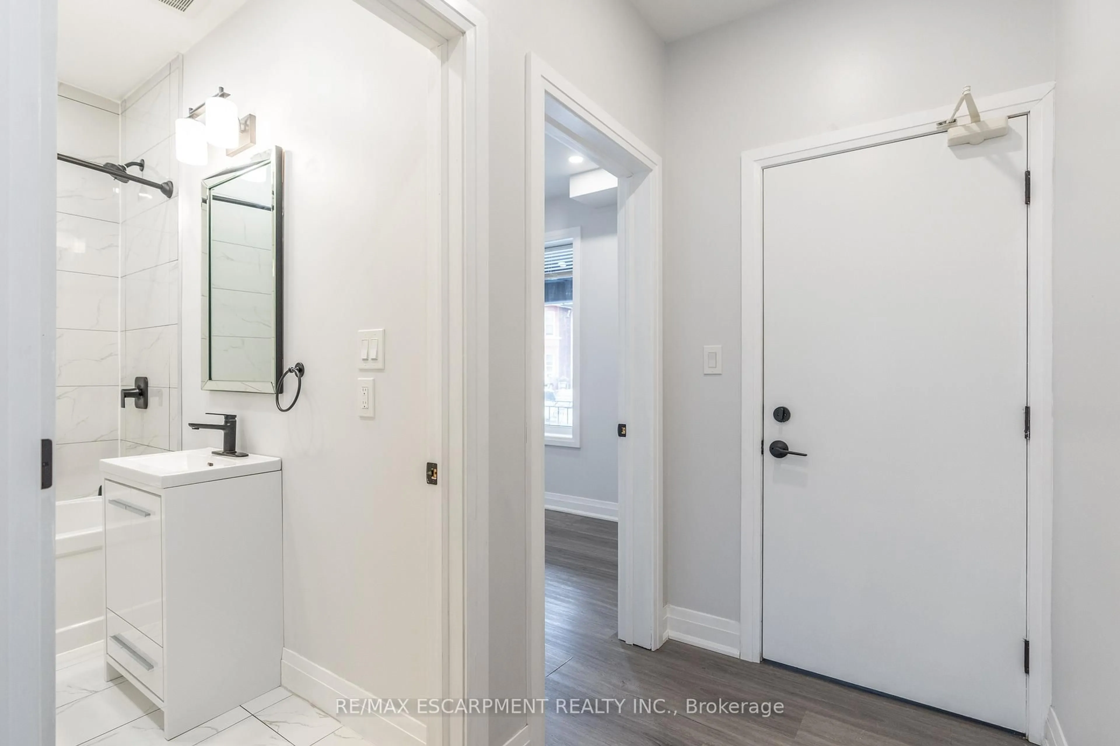 Indoor entryway for 536 Cannon St, Hamilton Ontario L8L 2E9