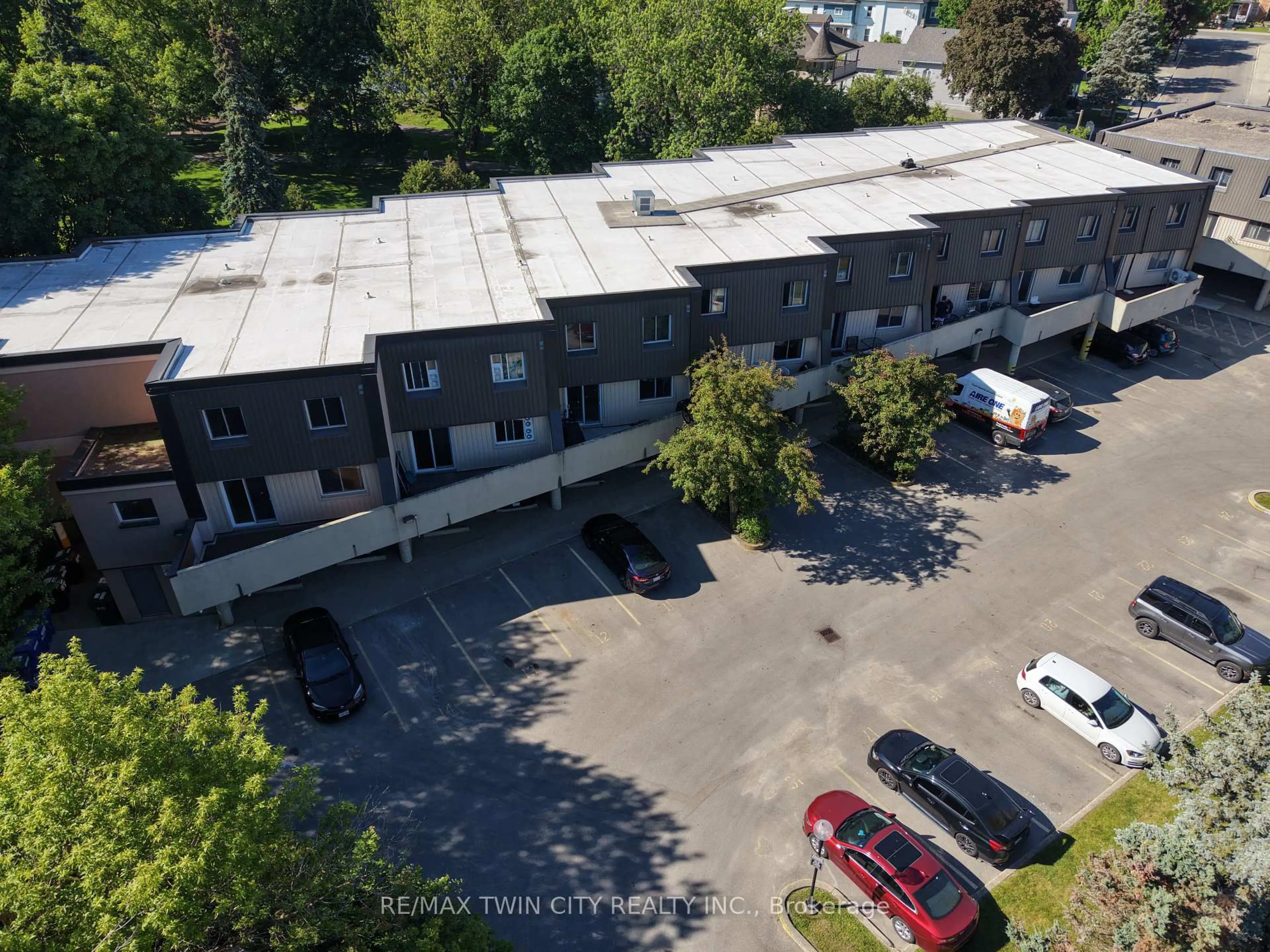 A pic from outside/outdoor area/front of a property/back of a property/a pic from drone, unknown for 40 Tannery St #265, Cambridge Ontario N3C 2B9