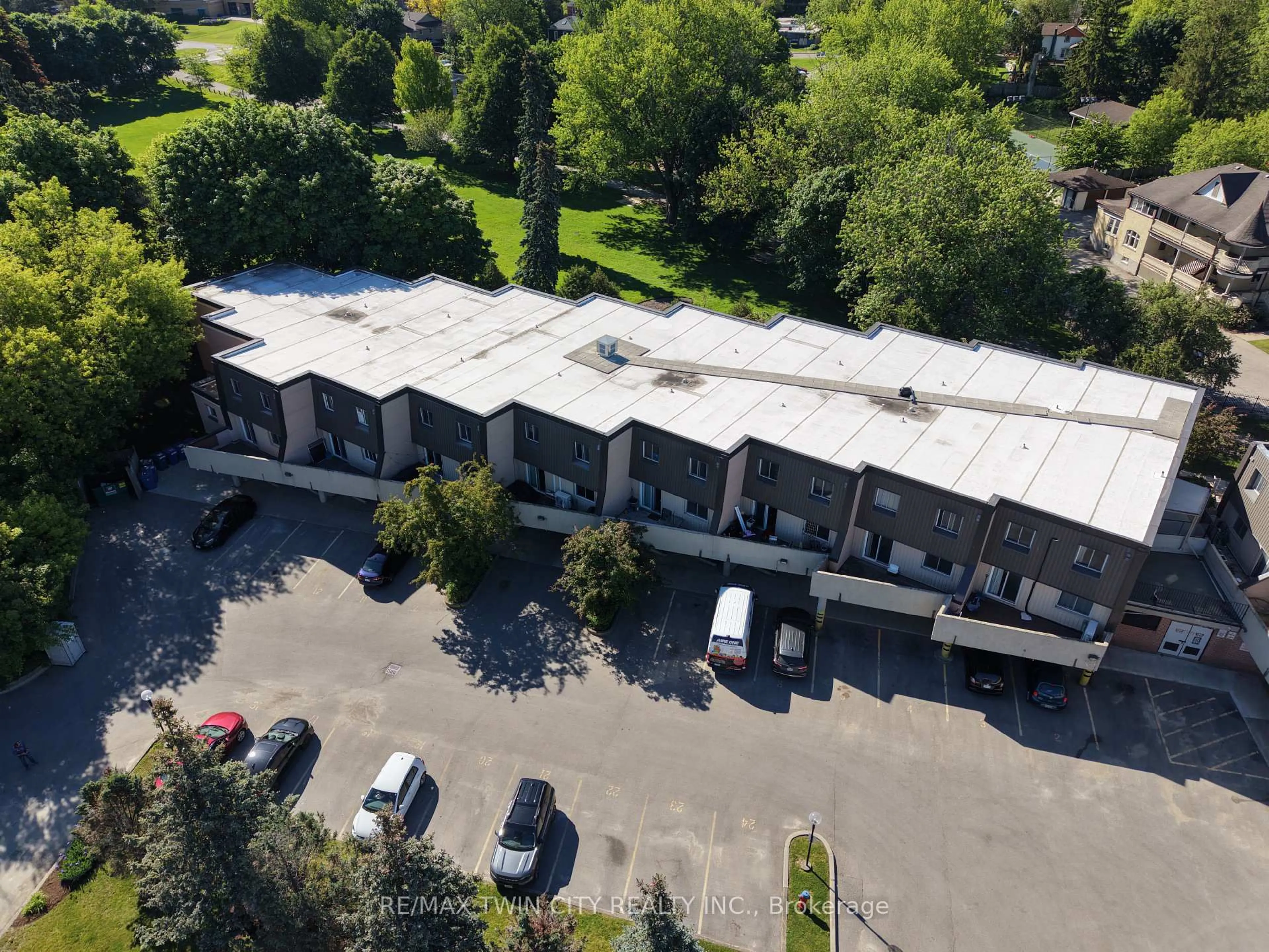 A pic from outside/outdoor area/front of a property/back of a property/a pic from drone, building for 40 Tannery St #265, Cambridge Ontario N3C 2B9