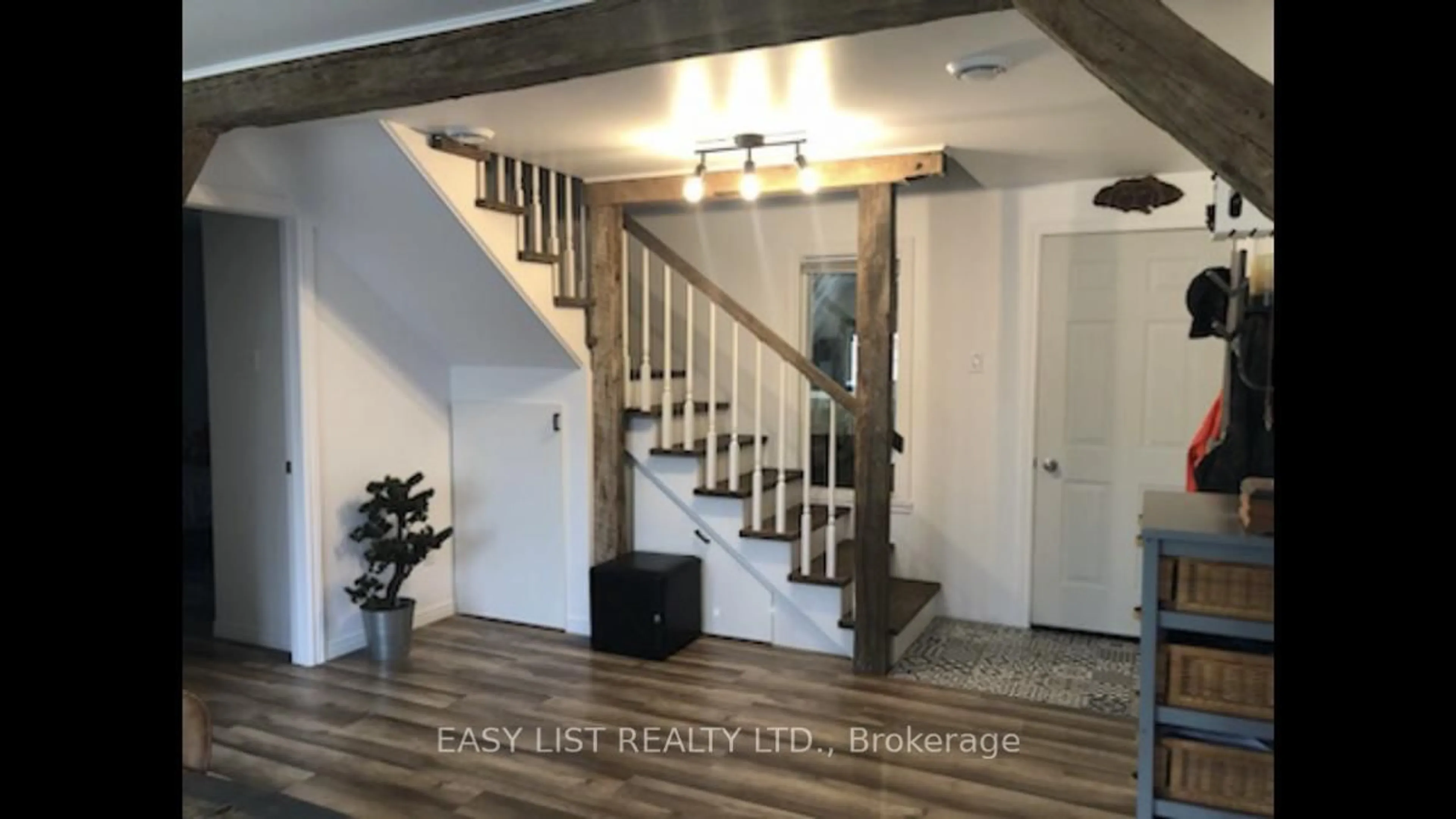Indoor entryway for 2512 County Road 30, North Glengarry Ontario K0C 1A0