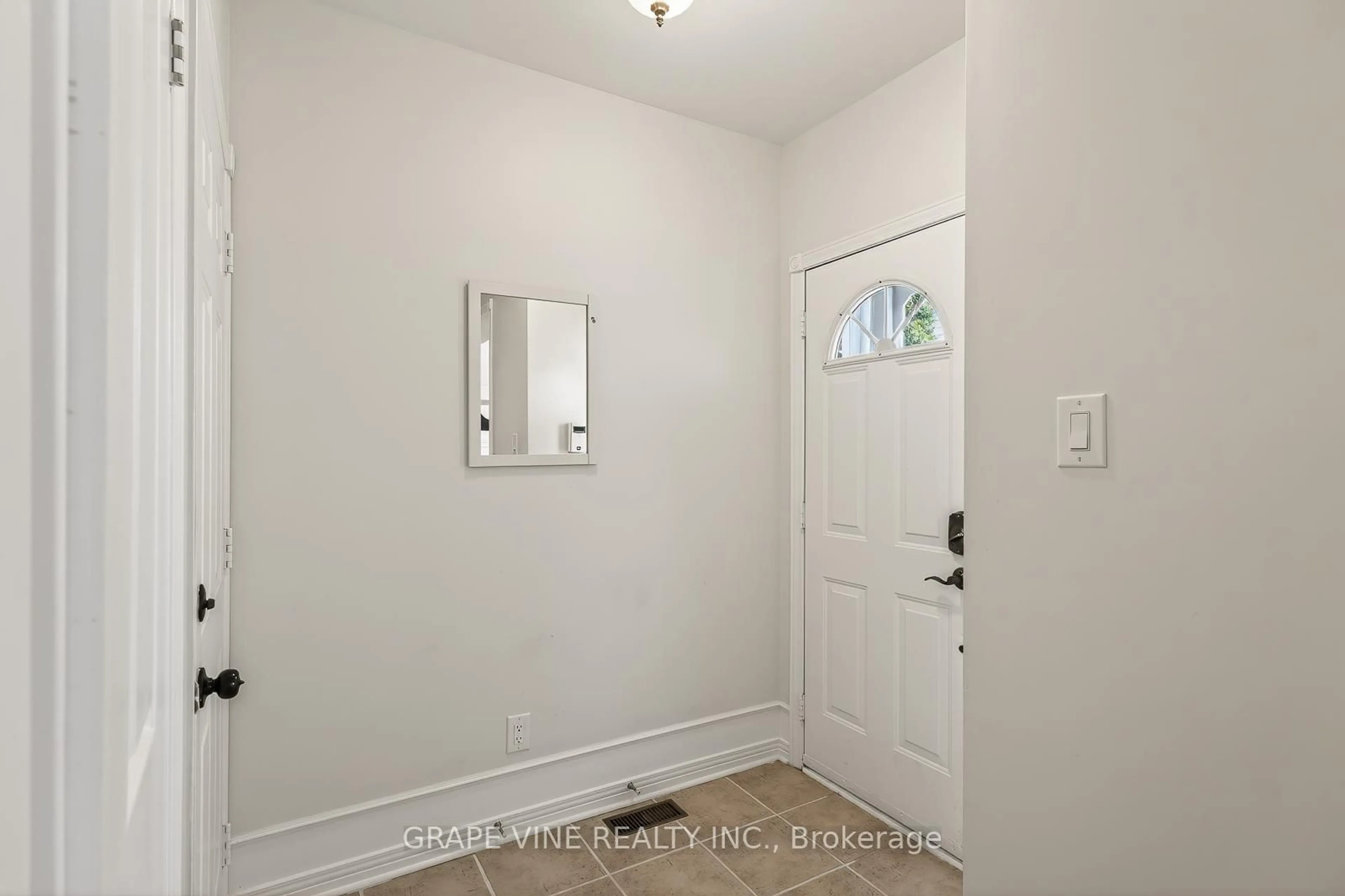 Indoor entryway for 57 Rivergreen Cres, Ottawa Ontario K2M 2W9