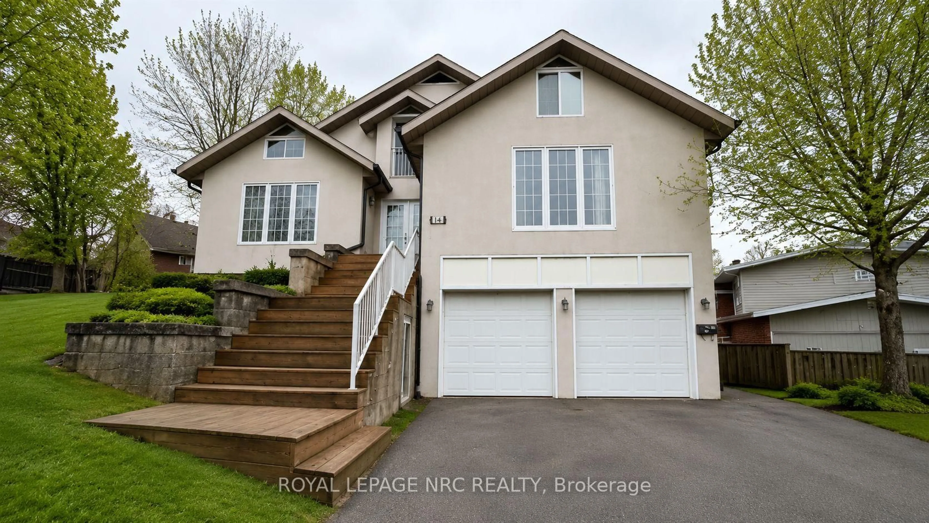 Home with vinyl exterior material, street for 6 Pearl Ann Dr, St. Catharines Ontario L2T 3B3