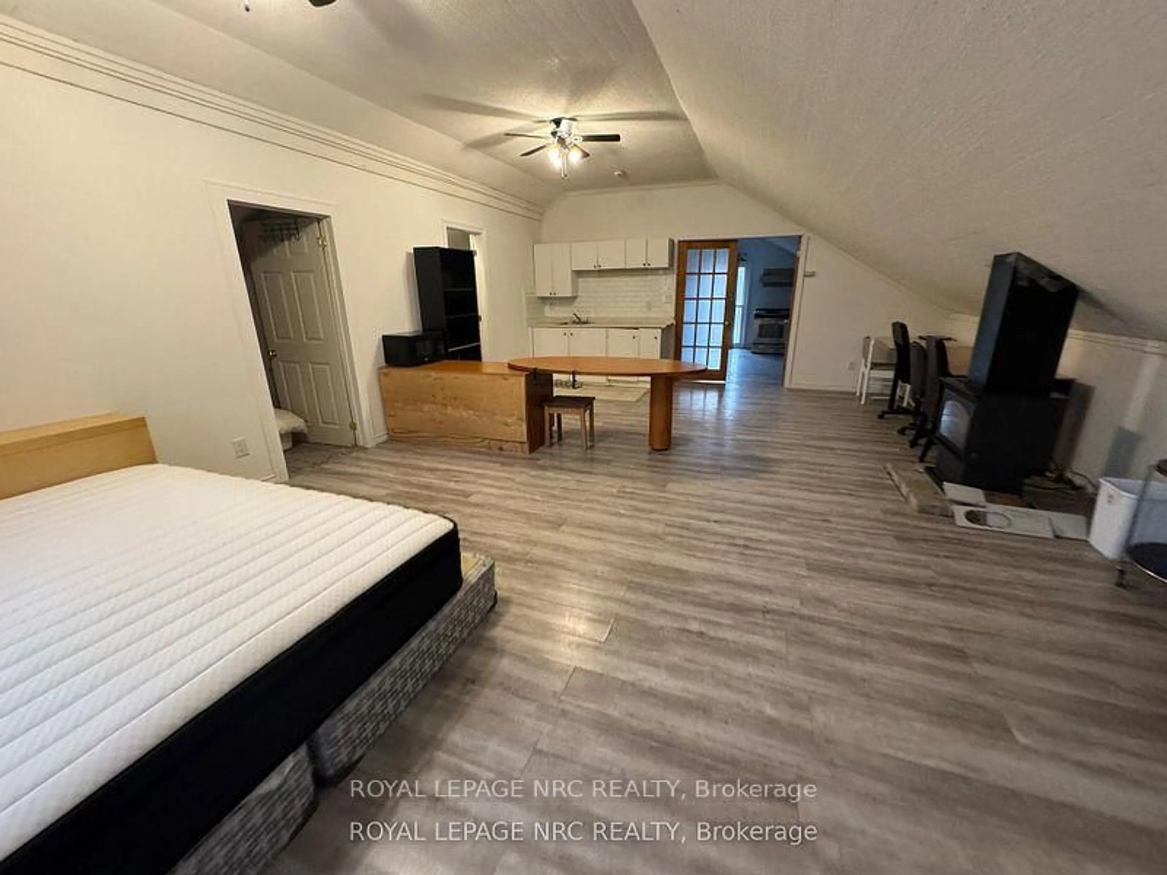 A pic of a room for 6 Pearl Ann Dr, St. Catharines Ontario L2T 3B3