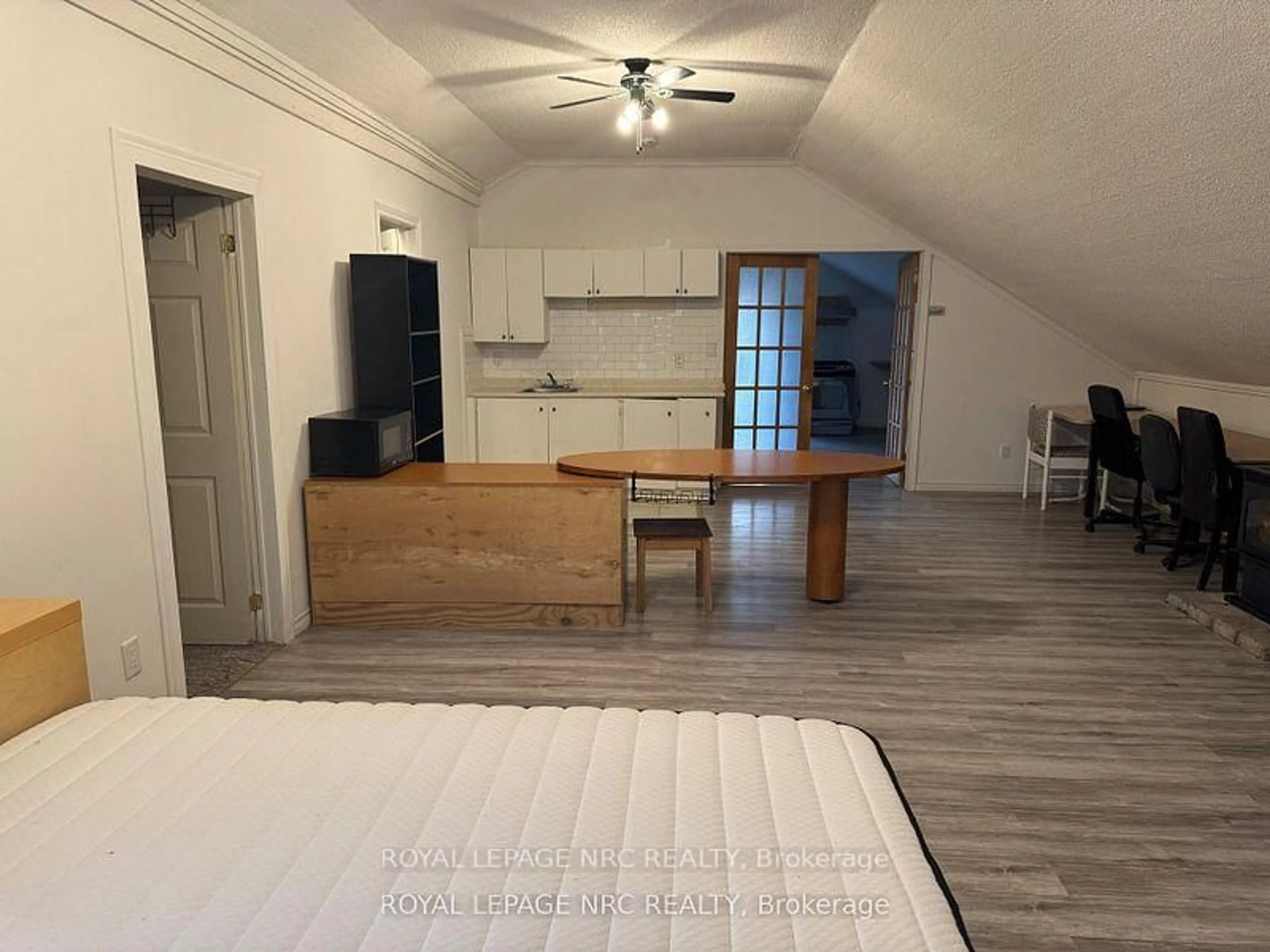A pic of a room for 6 Pearl Ann Dr, St. Catharines Ontario L2T 3B3