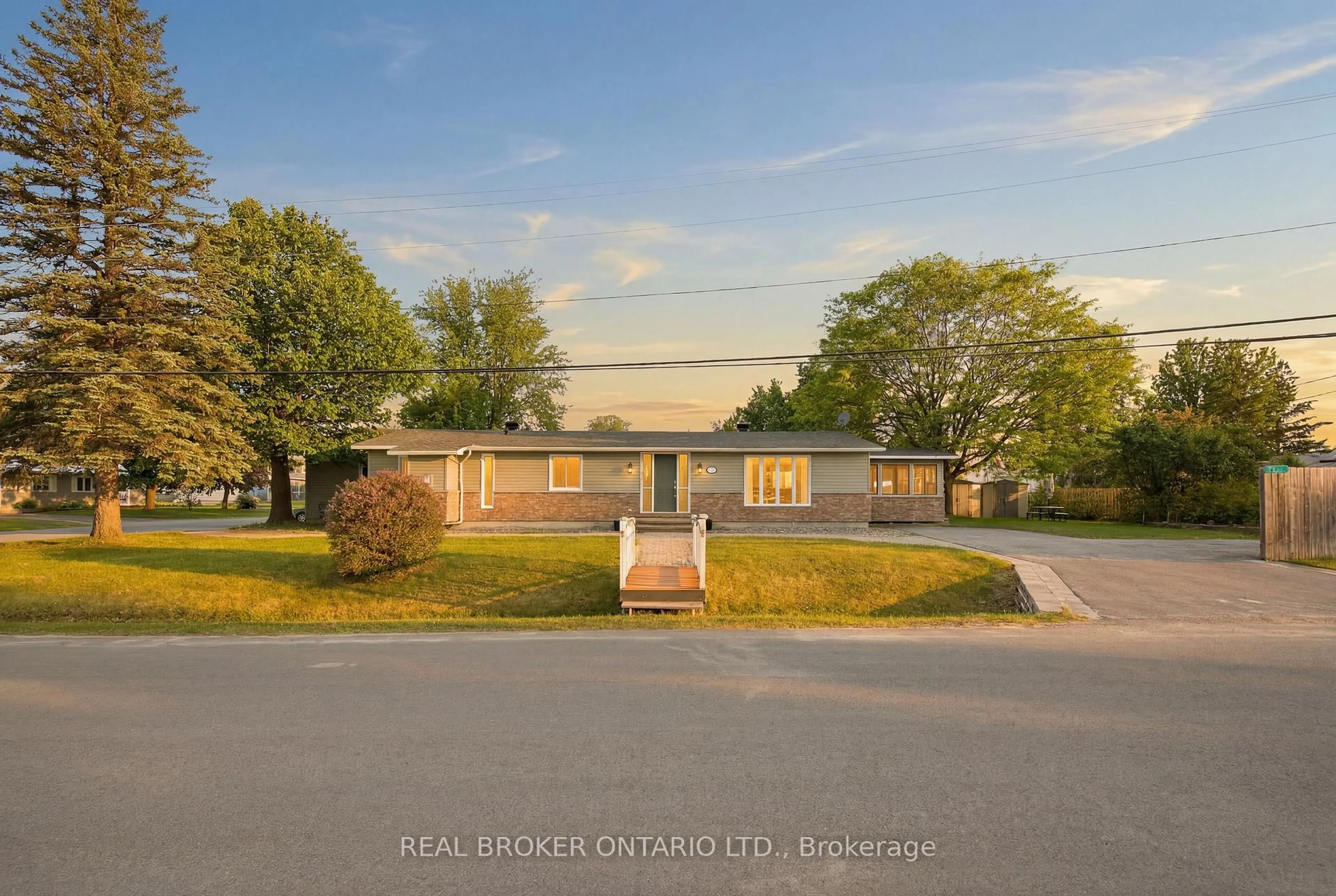 A pic from outside/outdoor area/front of a property/back of a property/a pic from drone, street for 606 Lydia St, North Grenville Ontario K0G 1J0