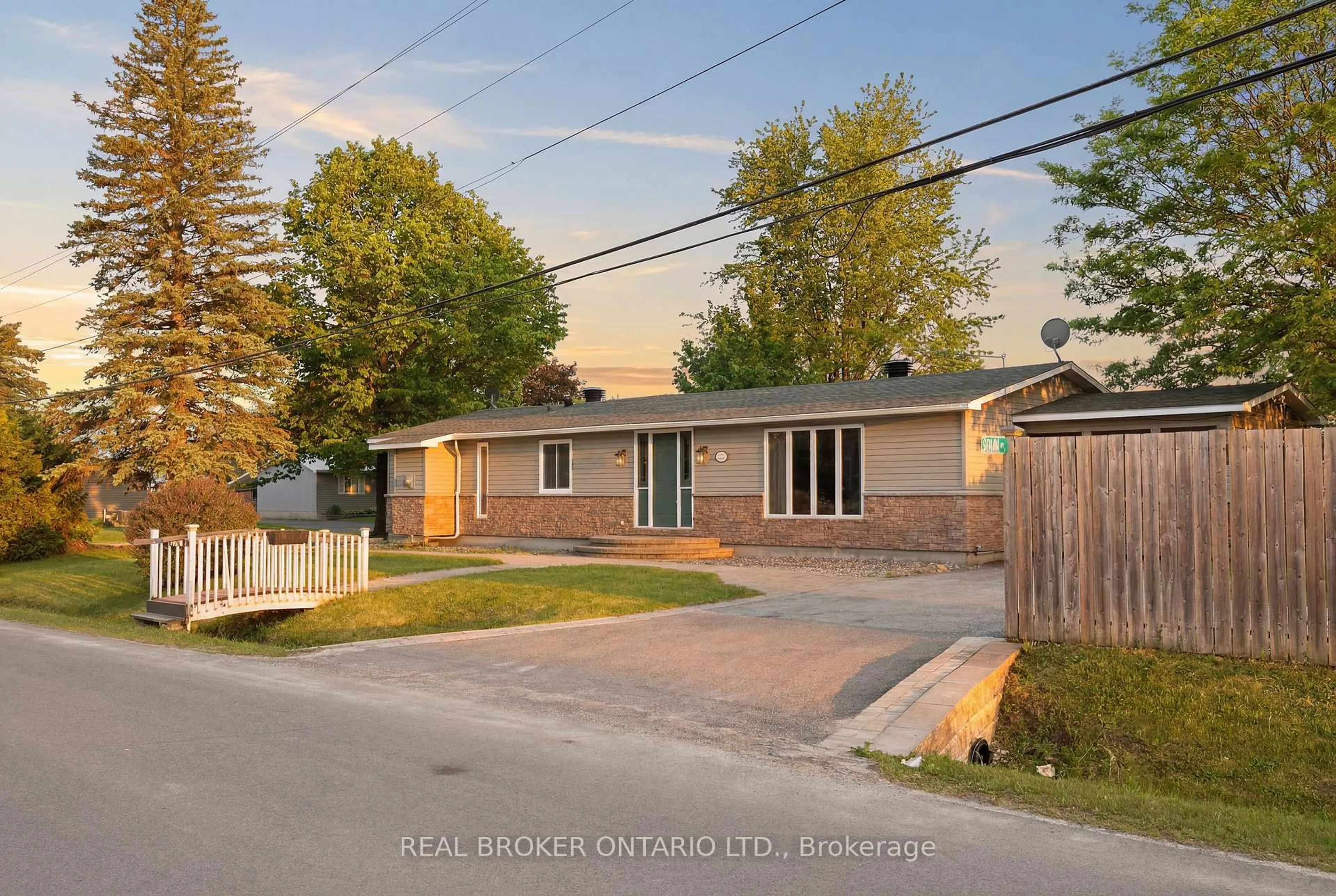 A pic from outside/outdoor area/front of a property/back of a property/a pic from drone, street for 606 Lydia St, North Grenville Ontario K0G 1J0