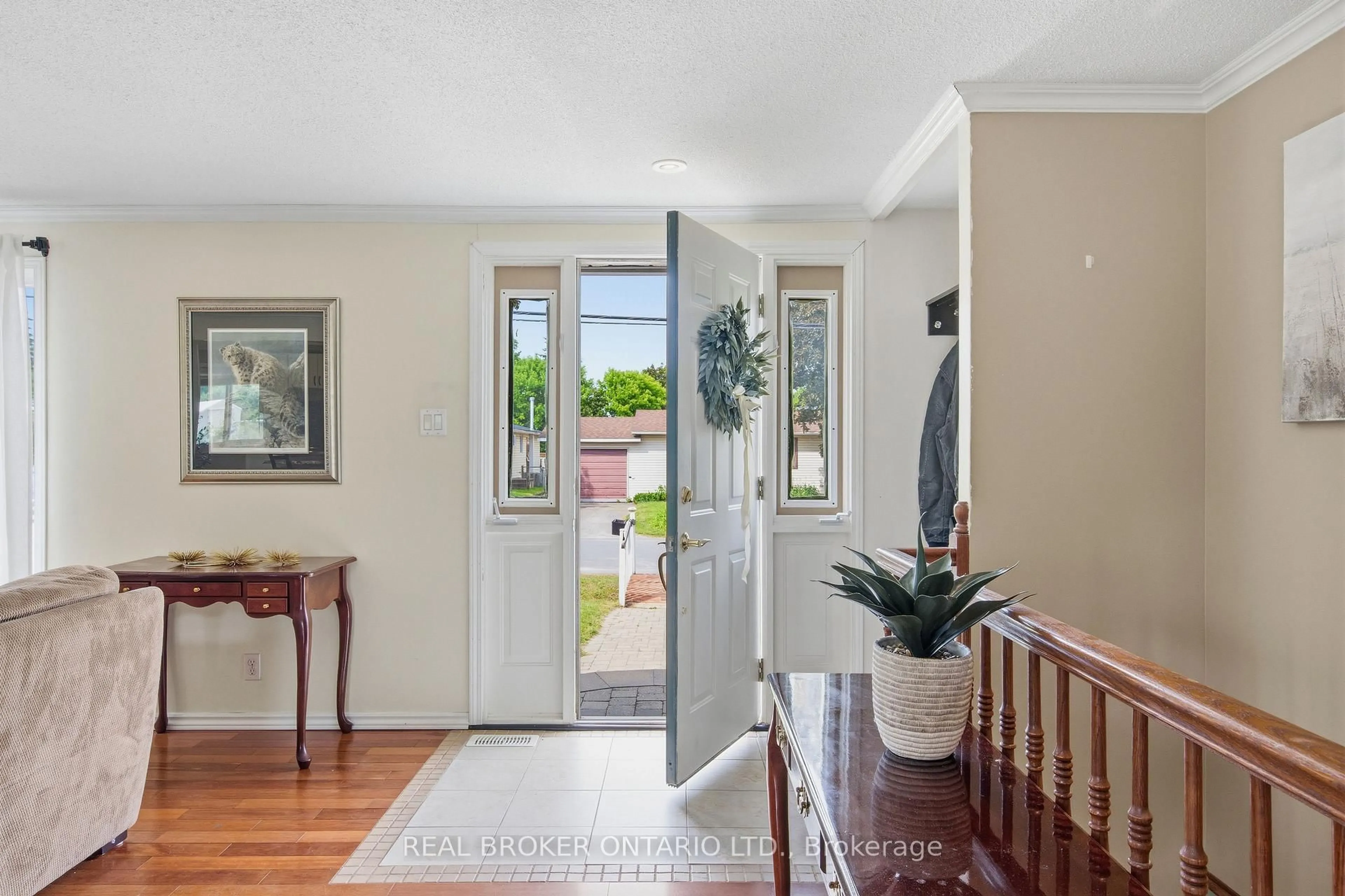 Indoor entryway for 606 Lydia St, North Grenville Ontario K0G 1J0