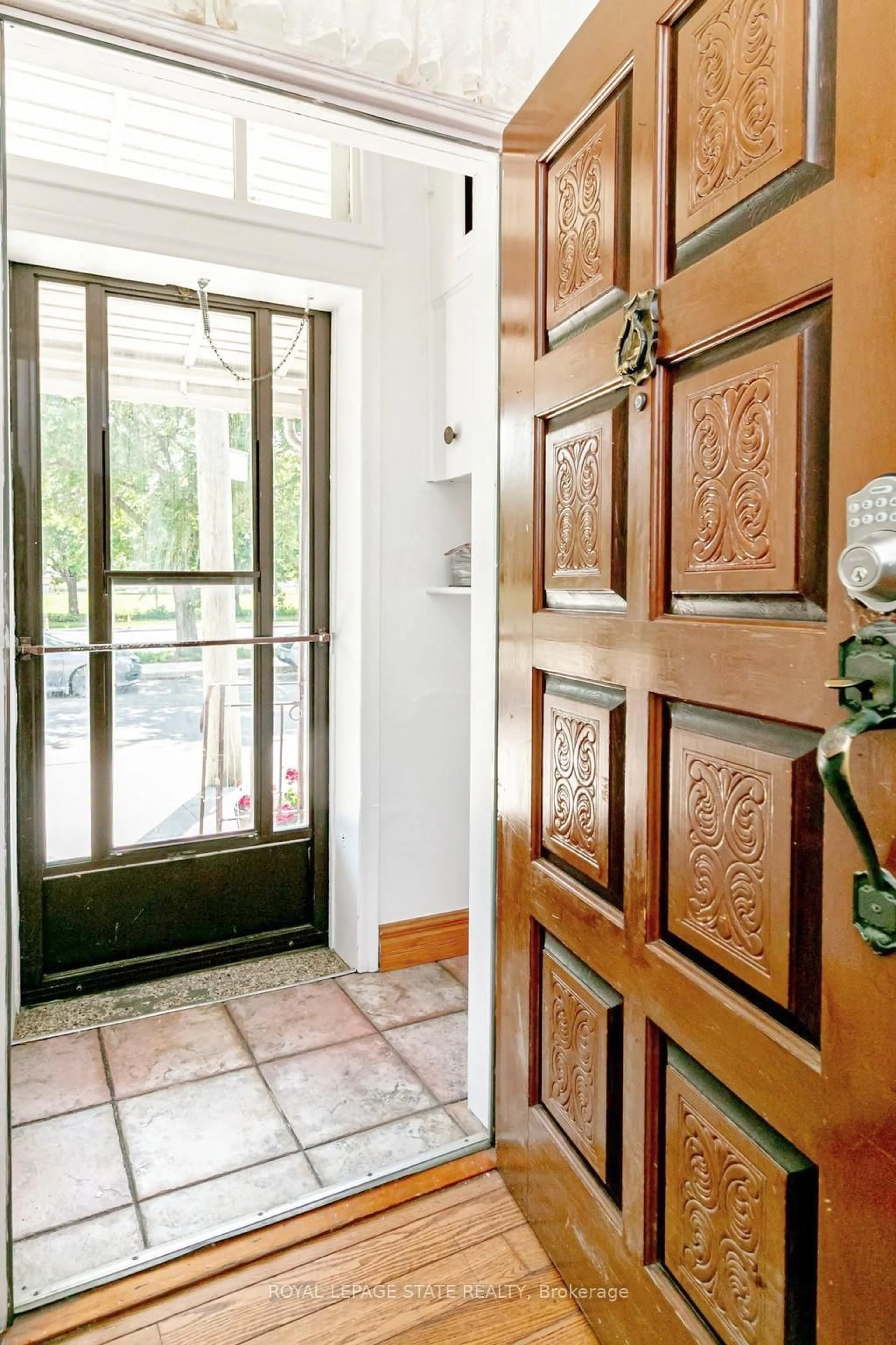 Indoor entryway for 170 Cannon St, Hamilton Ontario L8R 2C1