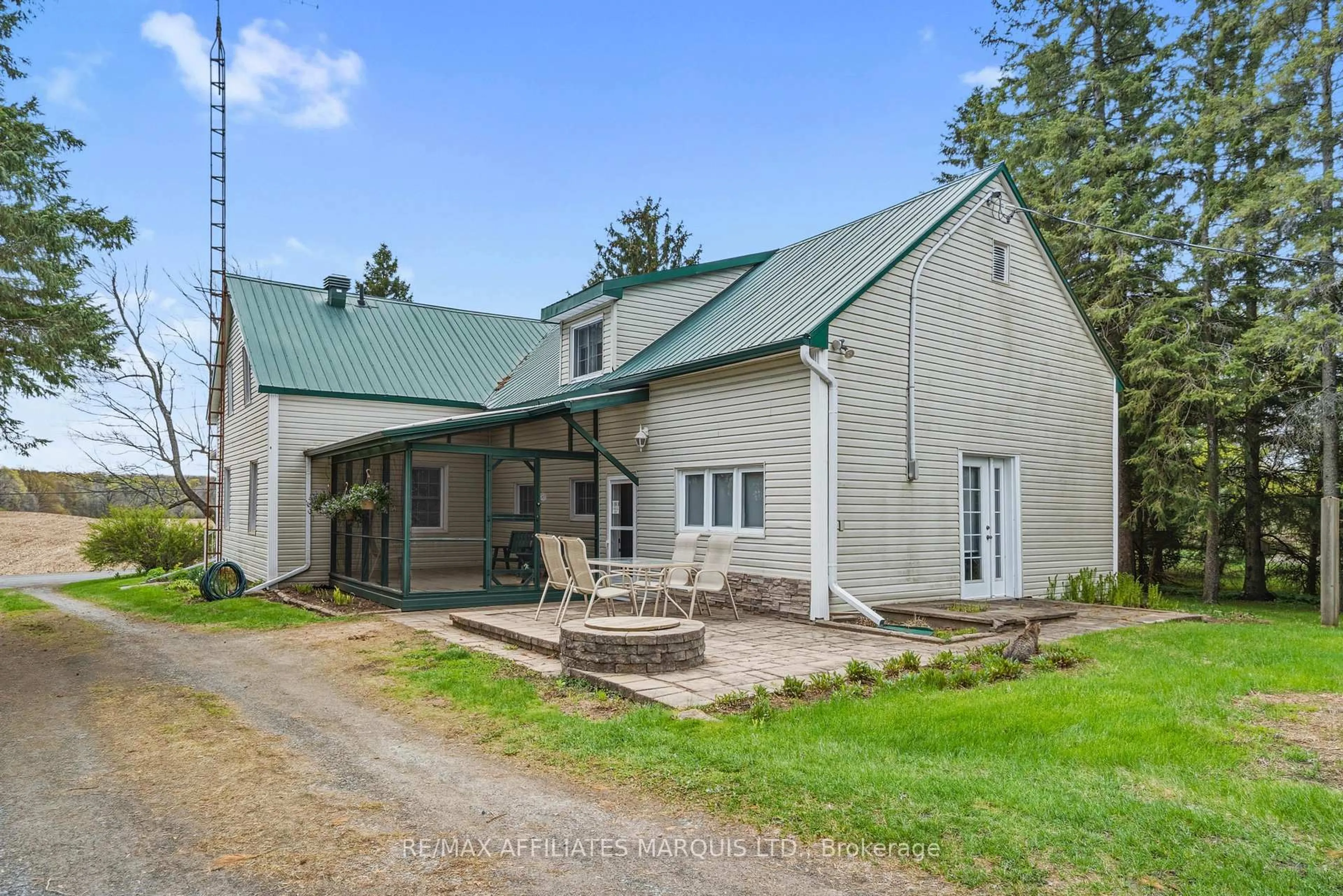 A pic from outside/outdoor area/front of a property/back of a property/a pic from drone, unknown for 18973 Paragon Rd, South Glengarry Ontario K6H 5R5