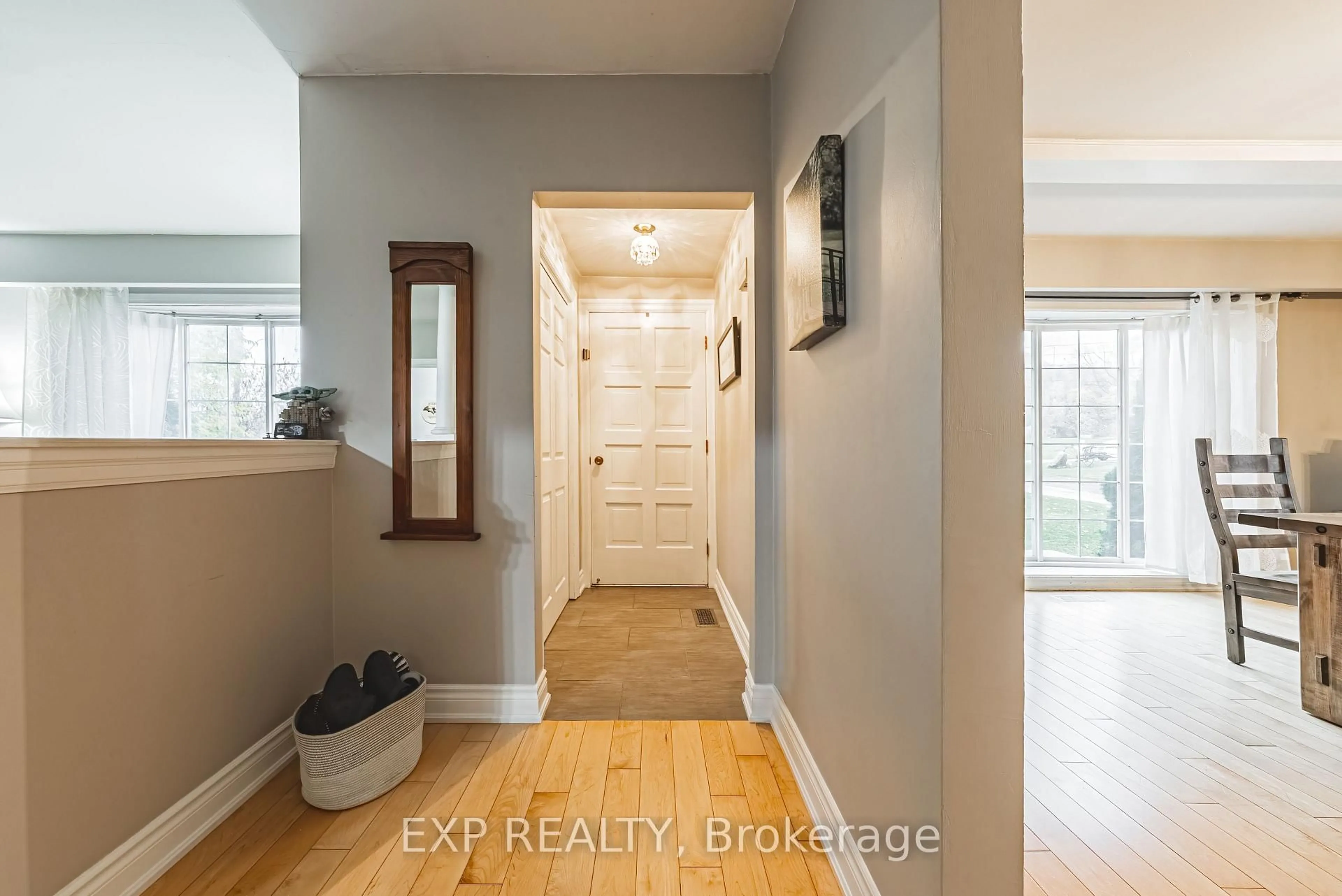 Indoor entryway for 70 Webster Rd, Hamilton Ontario L8G 5E9