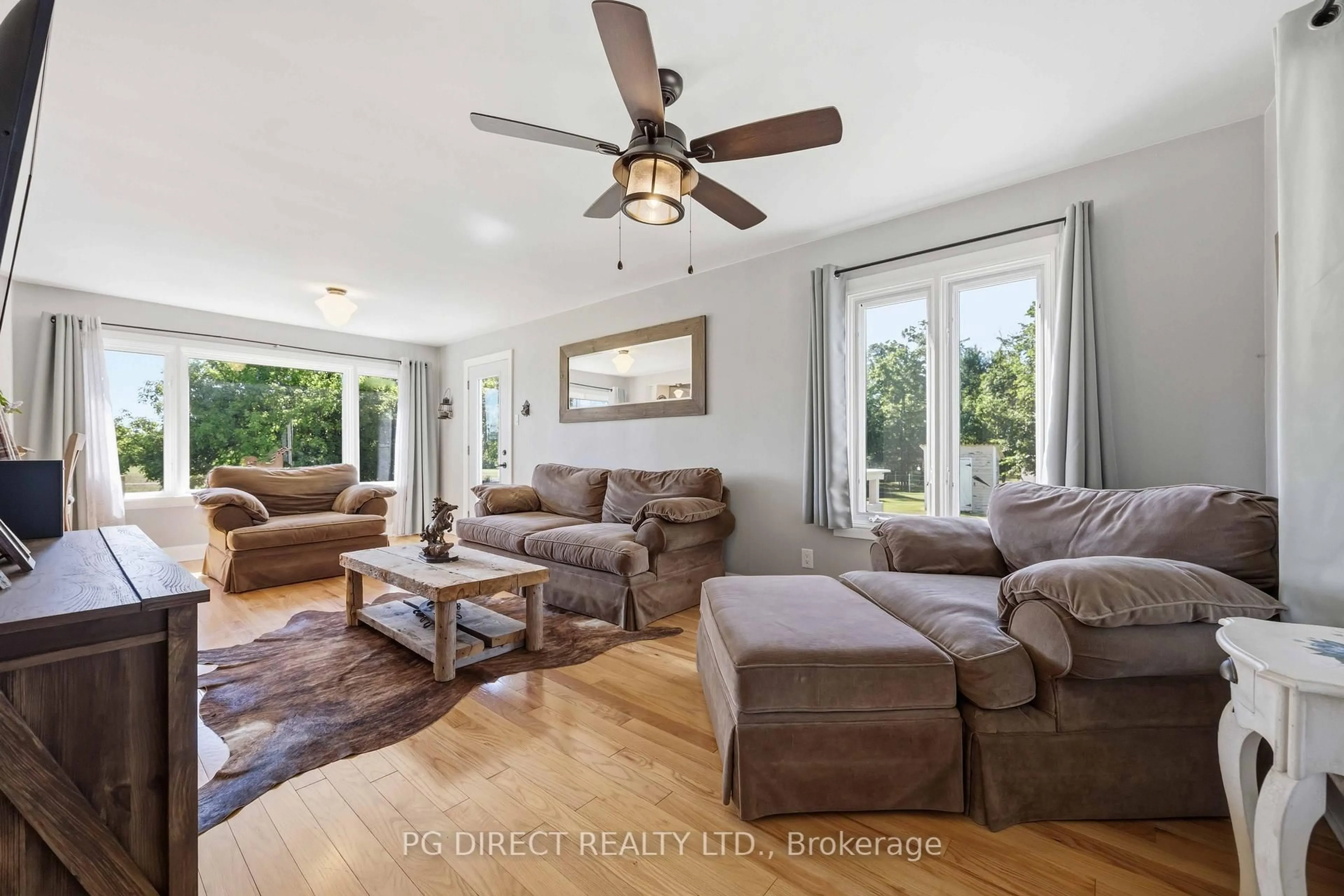 Living room with furniture, unknown for 516 Kings Wharf Rd, Kawartha Lakes Ontario K0M 1L0