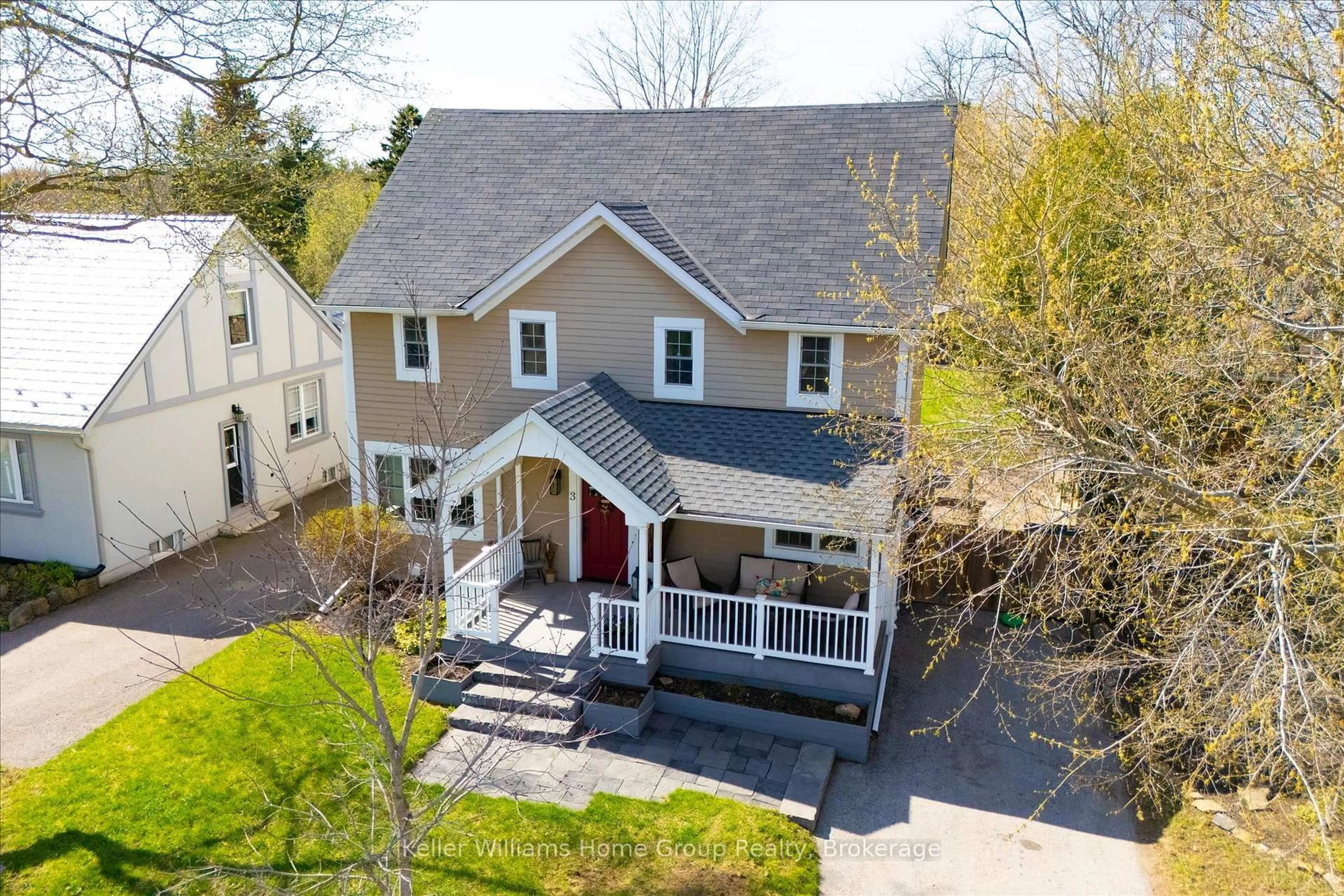 A pic from outside/outdoor area/front of a property/back of a property/a pic from drone, street for 3 Dundas St, Erin Ontario N0B 1T0