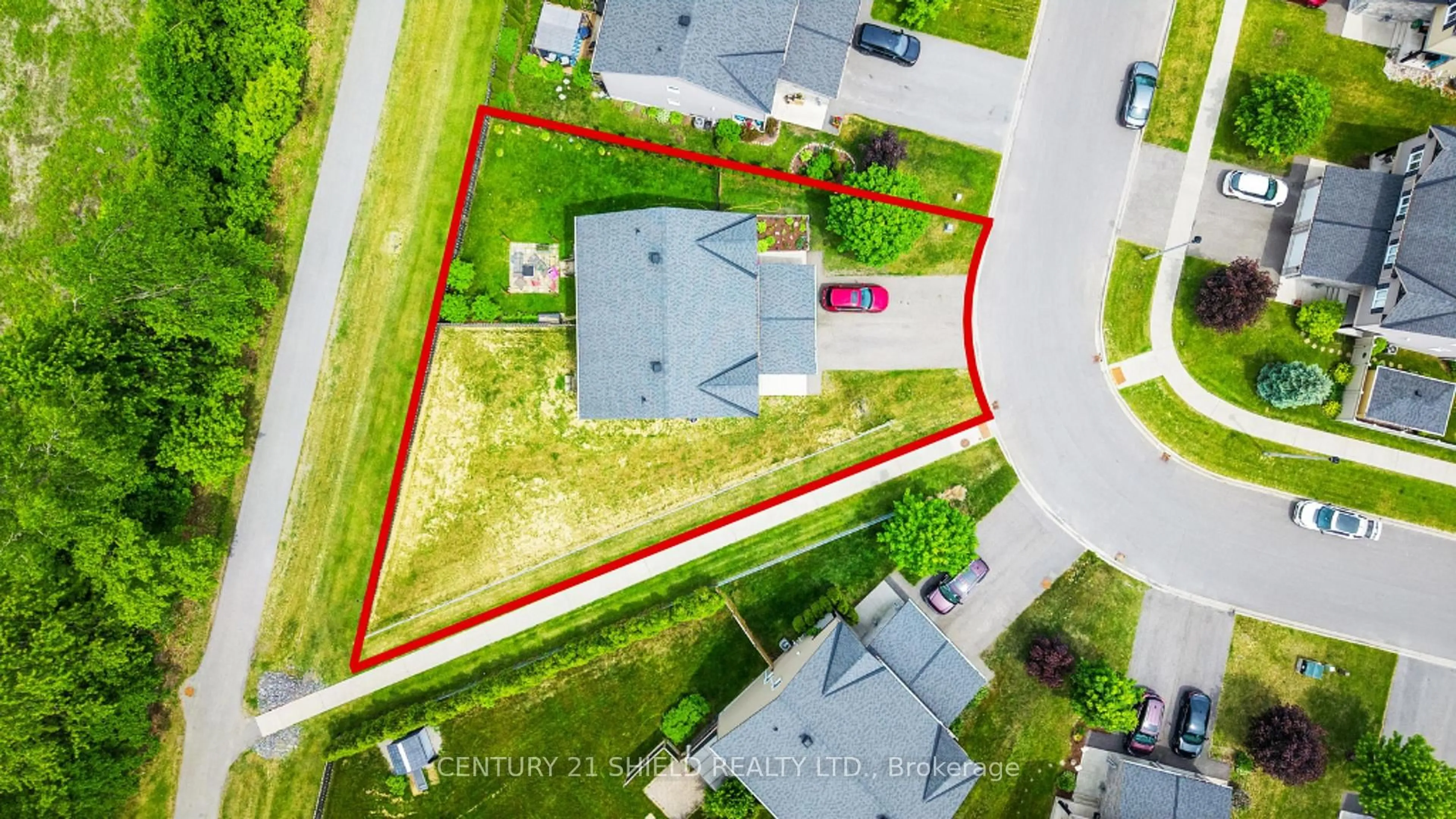 A pic from outside/outdoor area/front of a property/back of a property/a pic from drone, street for 1144 CLEMENT Crt, Cornwall Ontario K6H 0G3