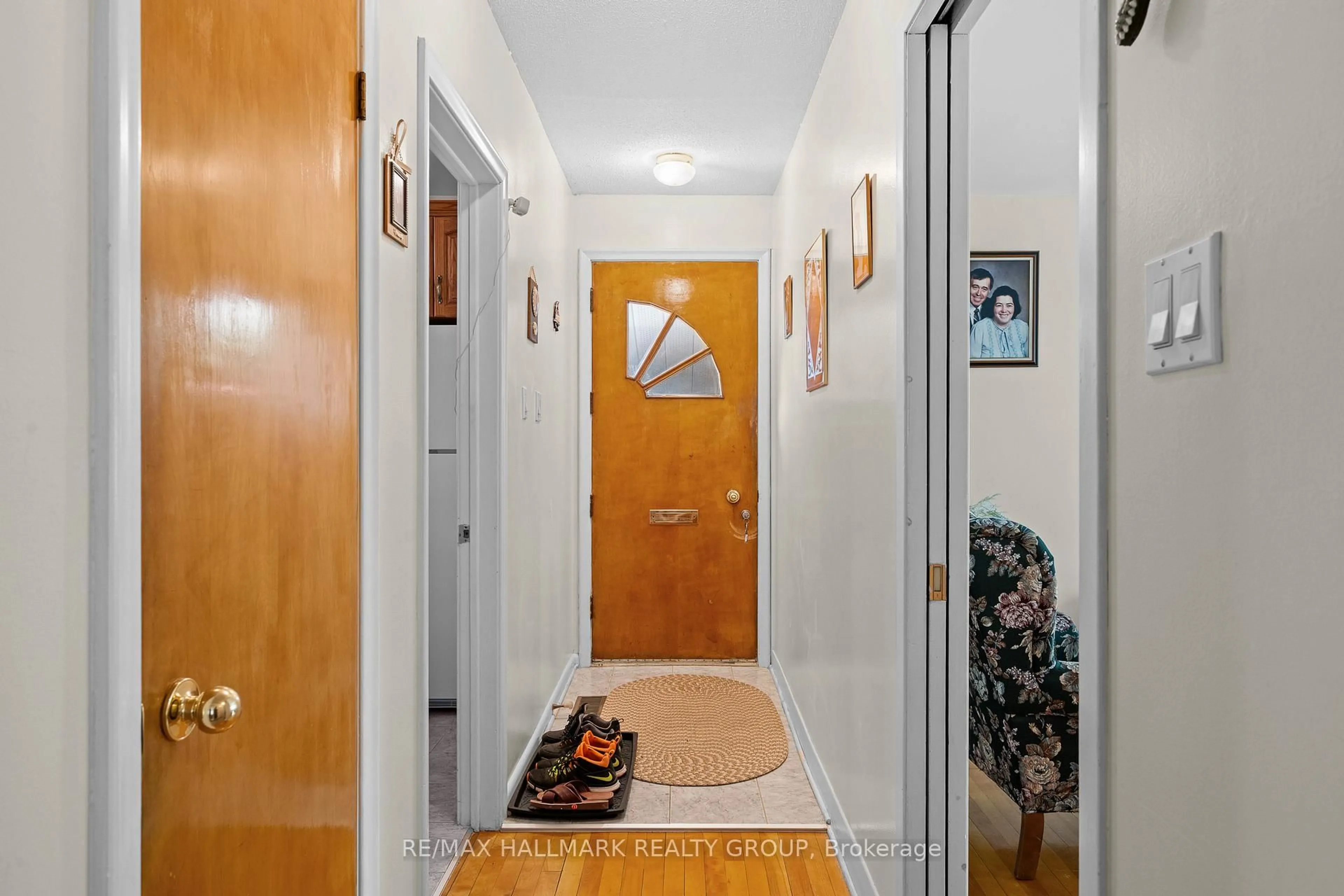 Indoor entryway for 839 WESTON Dr, Ottawa Ontario K1G 1W5