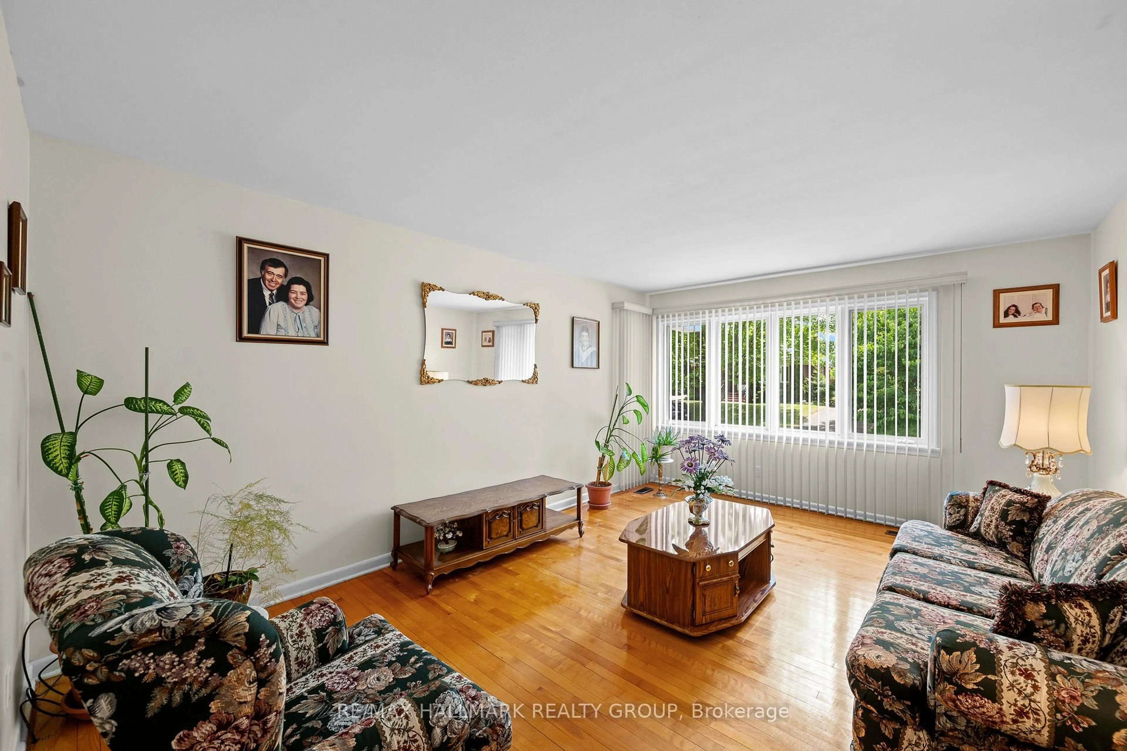 Living room with furniture, unknown for 839 WESTON Dr, Ottawa Ontario K1G 1W5