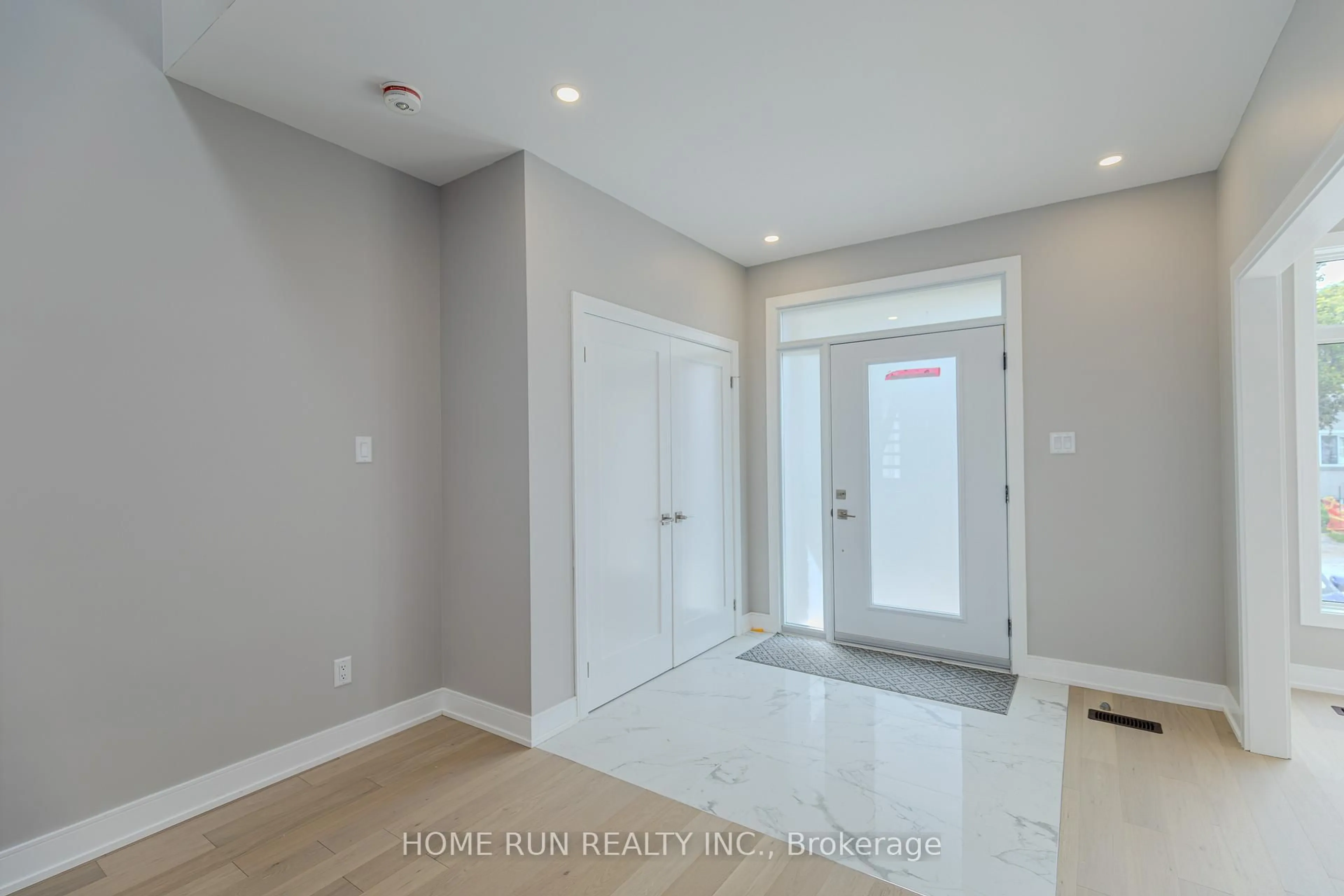 Indoor entryway for 295 Dovercourt Ave, Ottawa Ontario K1Z 7H4