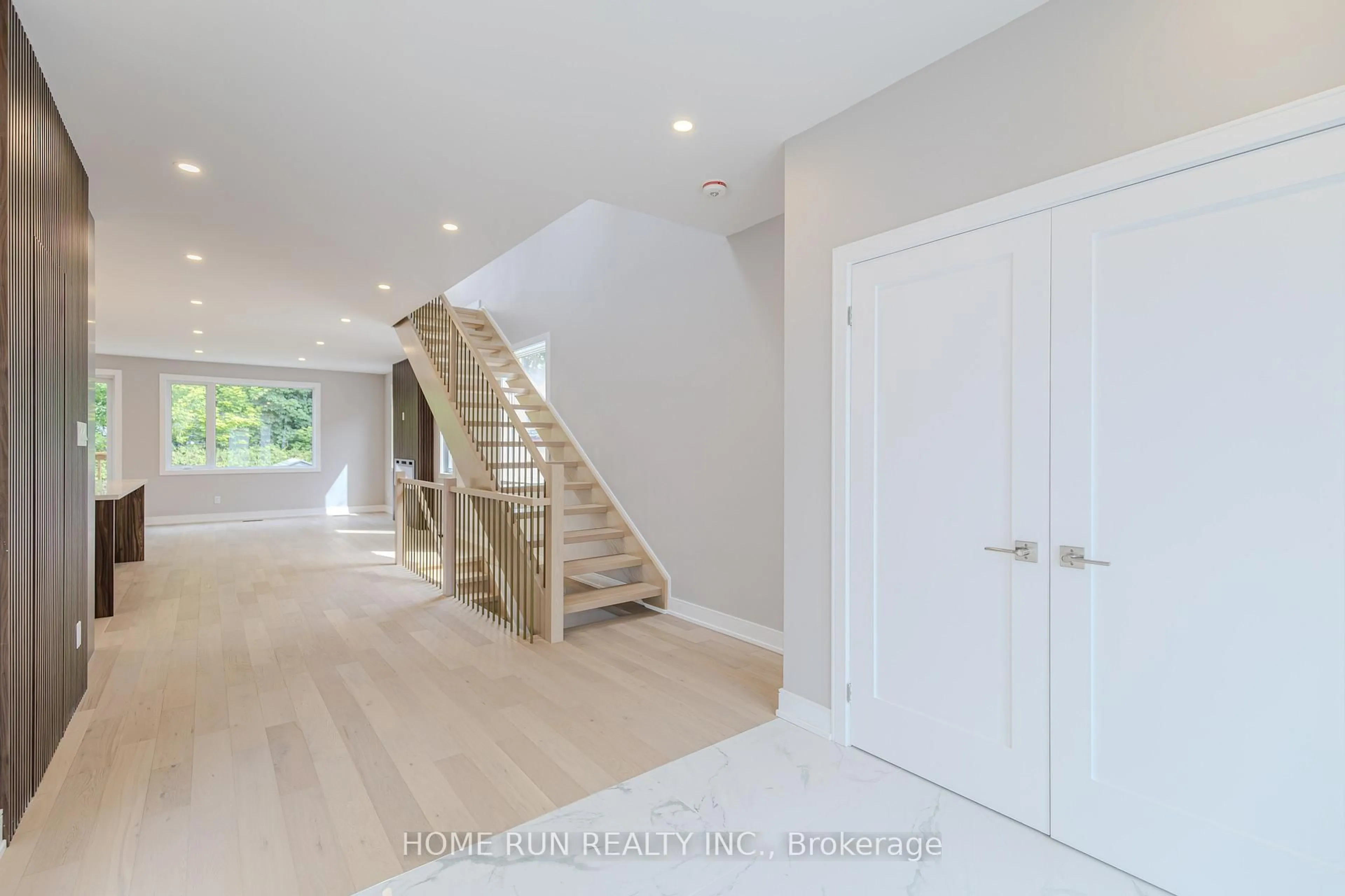 Indoor entryway for 295 Dovercourt Ave, Ottawa Ontario K1Z 7H4