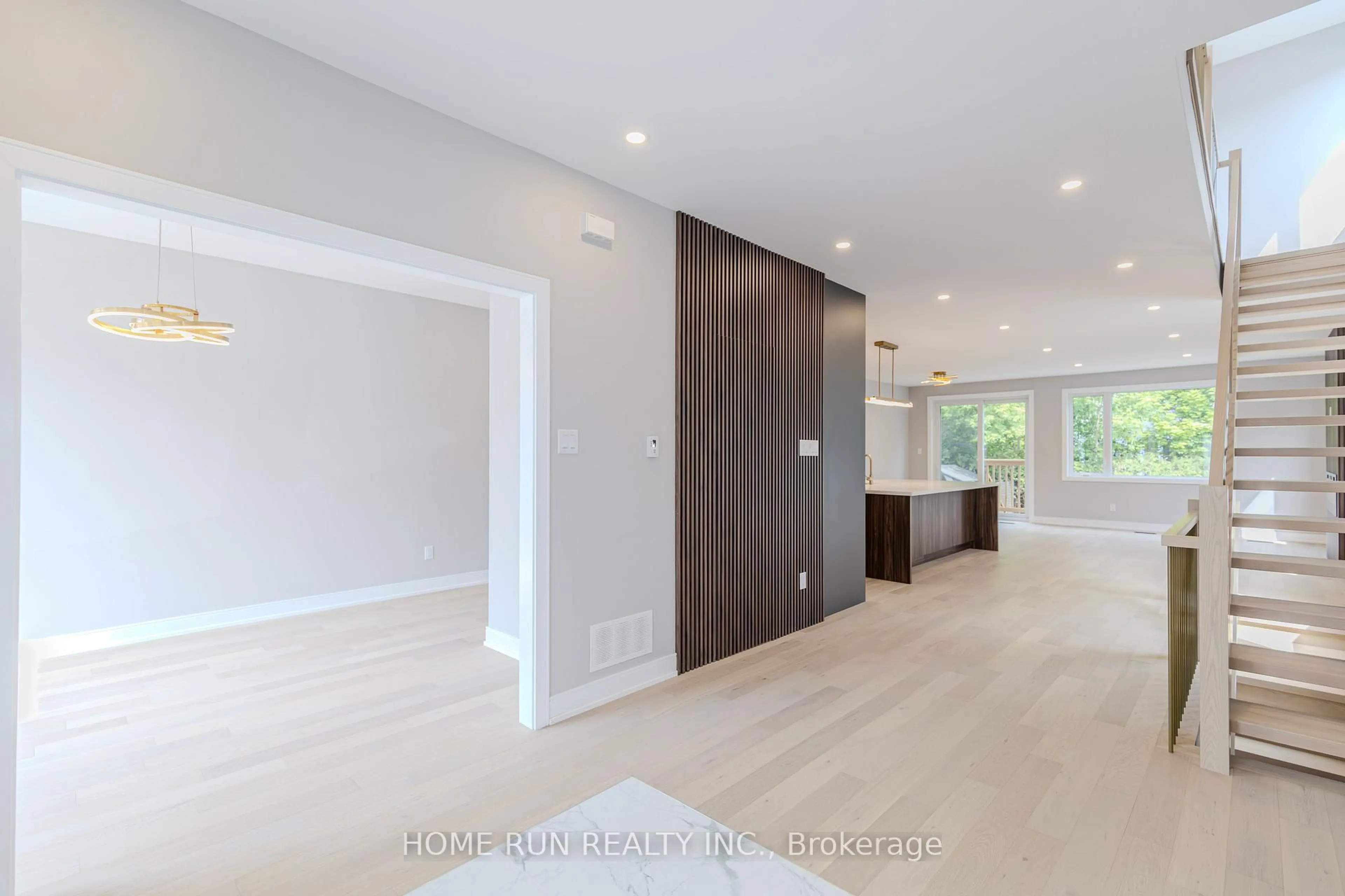 Indoor entryway for 295 Dovercourt Ave, Ottawa Ontario K1Z 7H4